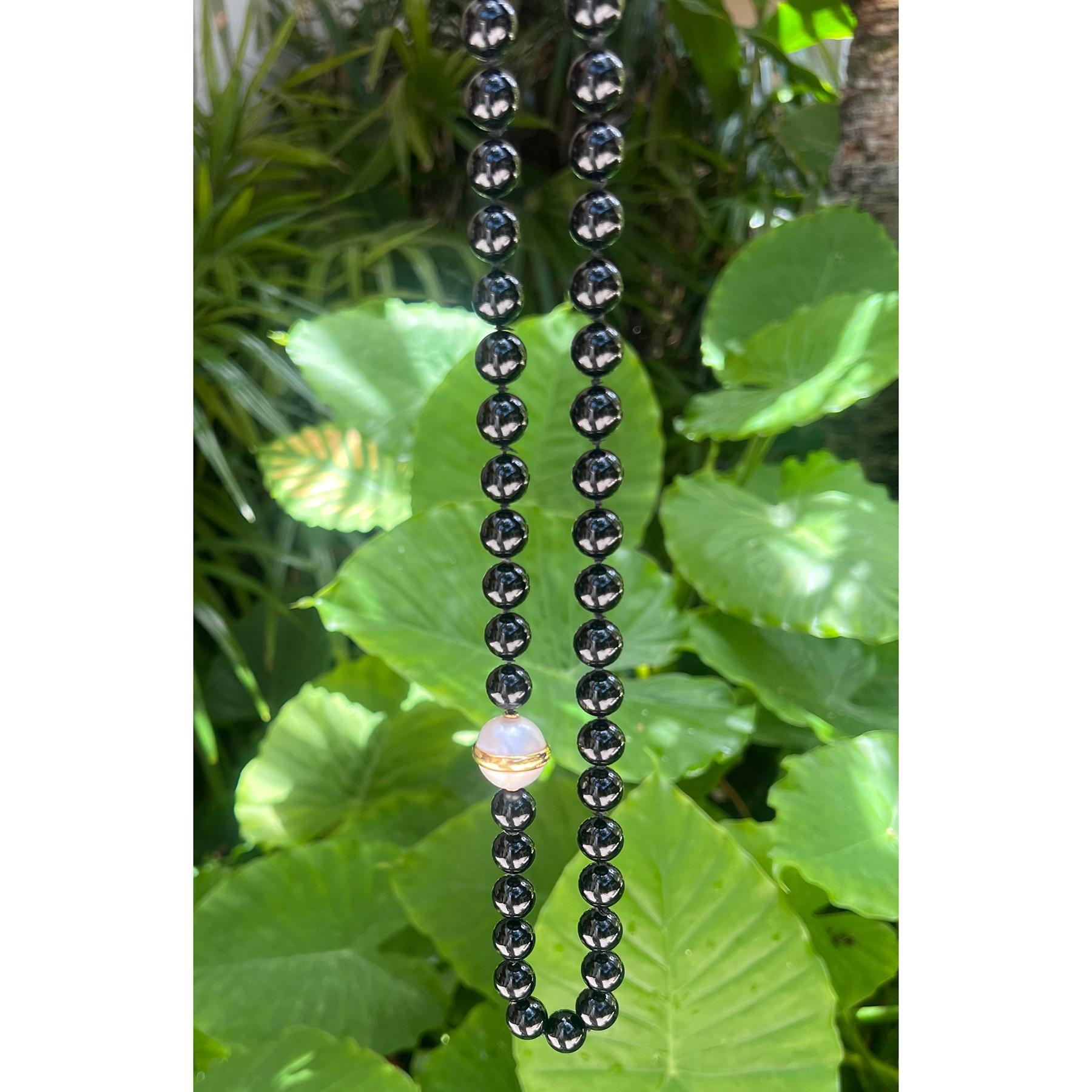 Tiffany & Co. Collier Paloma Picasso en onyx noir et perles des mers du Sud. Un seul rang de soixante-quatre perles d'onyx noir, 12,3-12,5 mm, avec une perle de culture des mers du Sud de 18,5 mm, accentué par une bande d'or poli autour du centre,