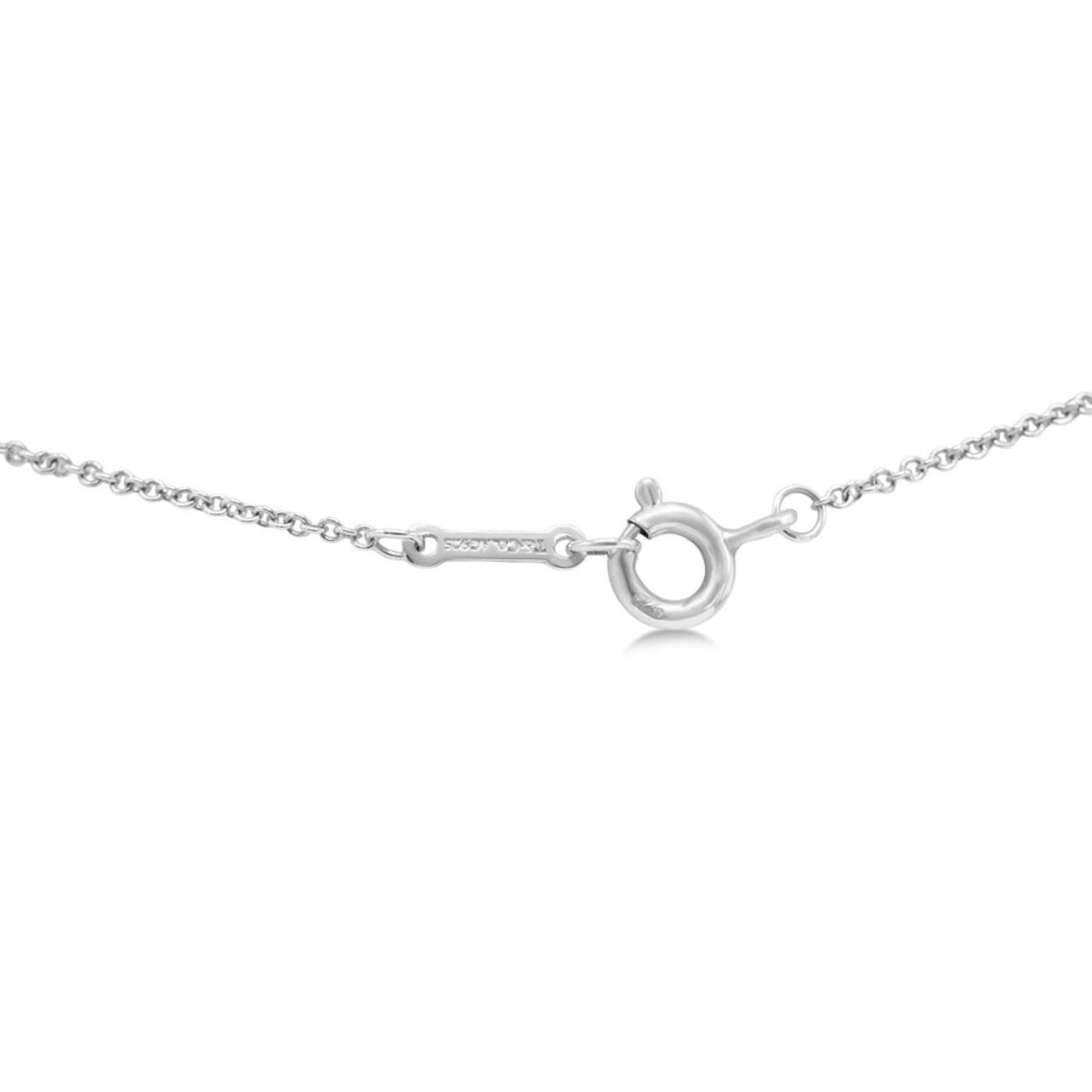 Realizzato in argento sterling di alta qualità, prodotto in esclusiva dal famoso marchio di lusso Tiffany & Co. Questa collana è più di un semplice gioiello: è una dichiarazione di raffinatezza ed eleganza.

Marchio: Tiffany & Co.

Collezione: