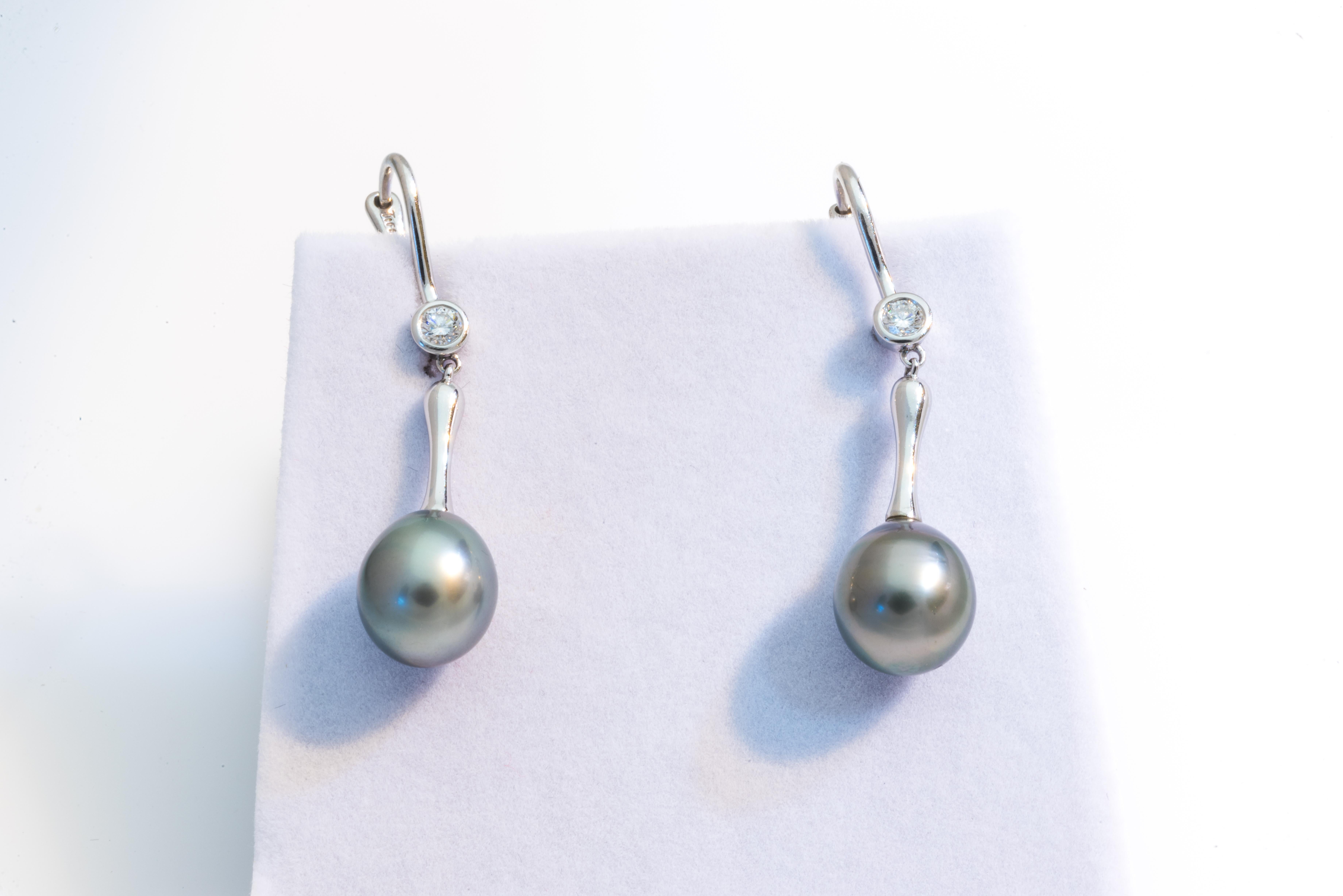 Discover the timeless allure of Tiffany earrings with an original design by Elsa Peretti. Crafted in platinum, these dangle earrings showcase Tahitian pearls and round brilliant diamonds, they measure out to 1.60 inches long and have a gross weight