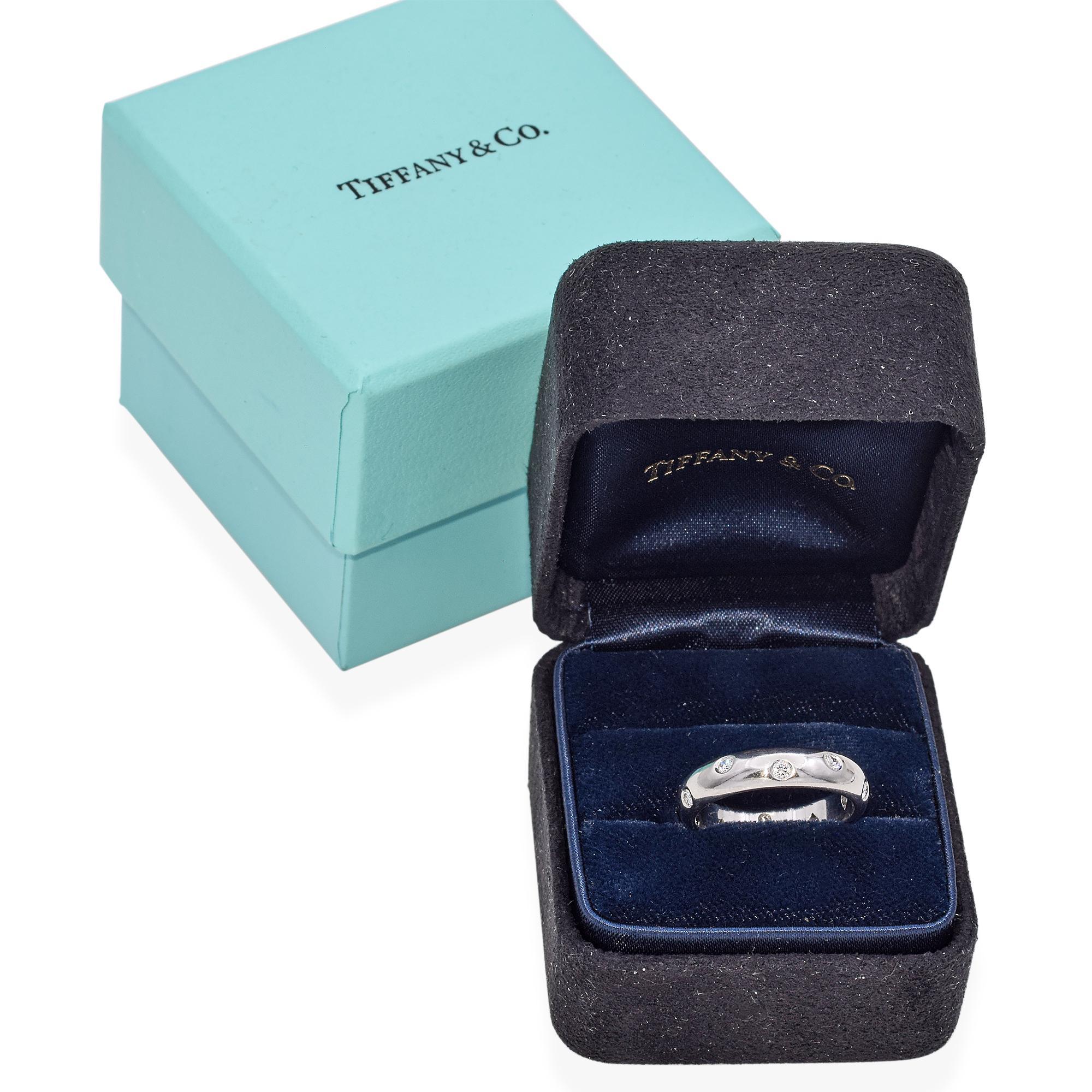 Tiffany & Co. Platin-Diamant-Ehering. Dieser exquisite Ring ist aus Platin gefertigt und mit runden weißen Diamanten besetzt, die gleichmäßig um das Band herum angeordnet sind. Das Design ist schlank und modern, mit einer glatten Oberfläche, die die