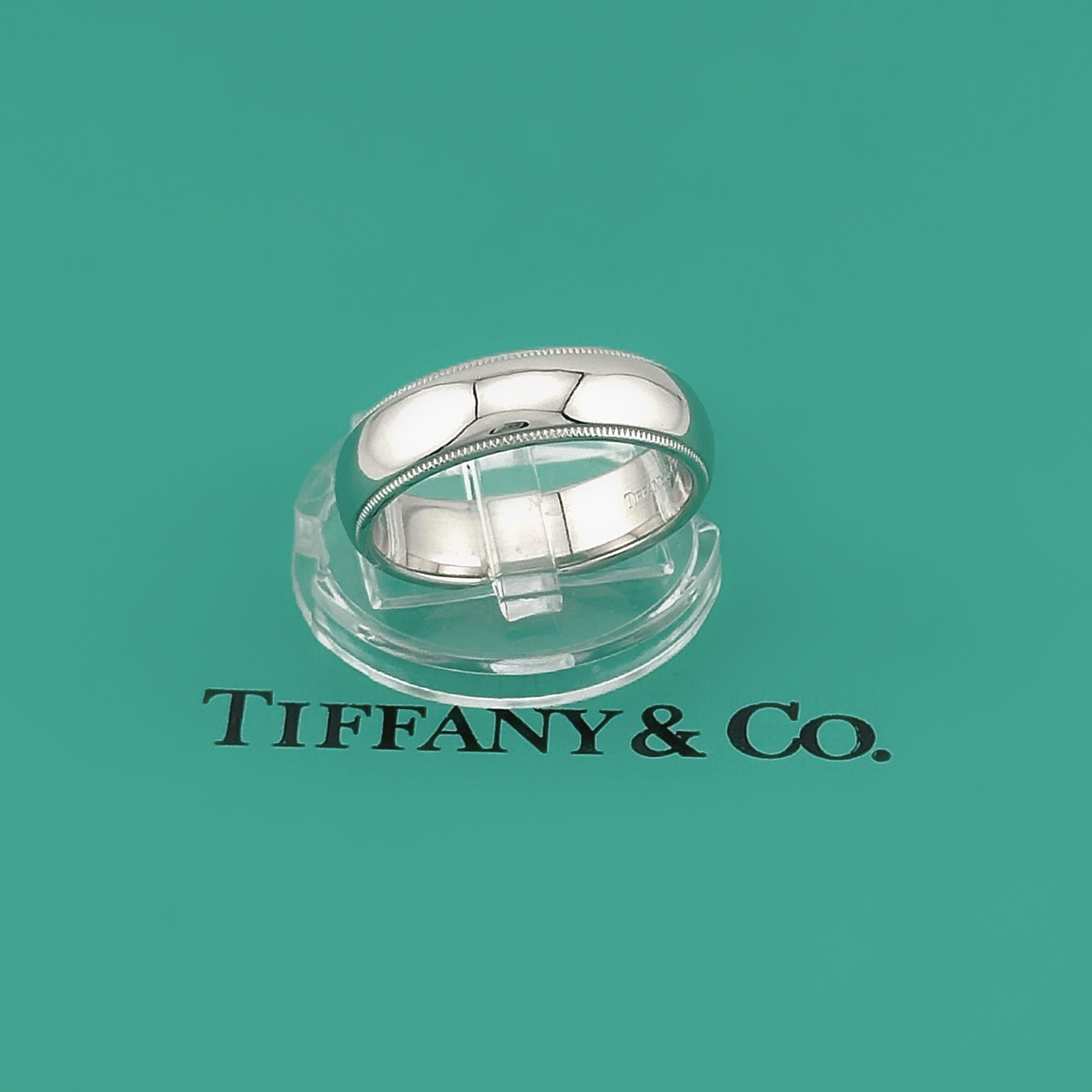 Tiffany & Co Ensemble Bague à grains multiples
Le style :  Bande
Métal :  Platine PT950
Taille / Mesures :  9 - 6 mm de largeur
Hallmark :  TIFFANY&CO. PT950
Comprend :  A.I.C. Pochette à bijoux
Sku##1750TJD12192024