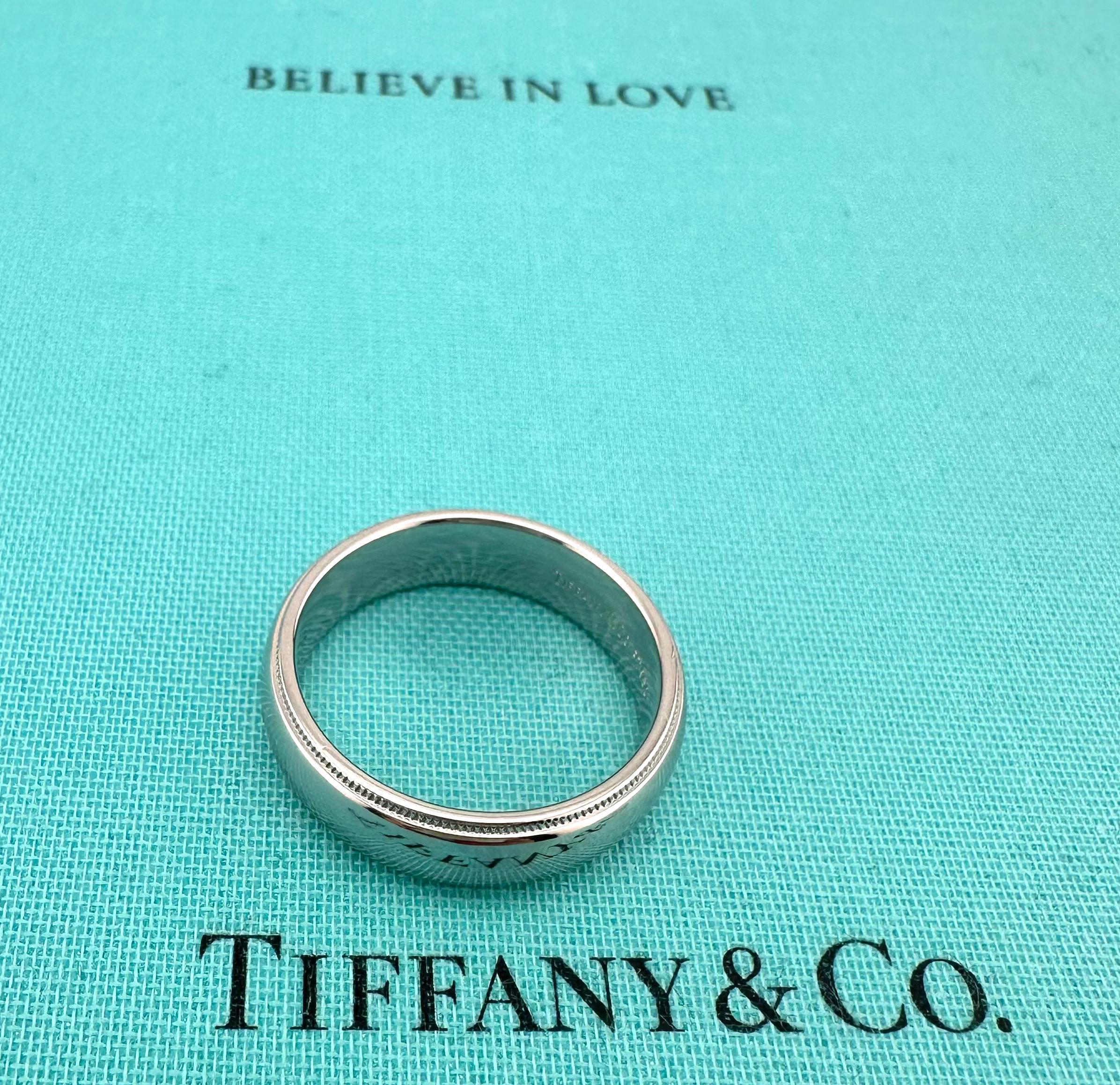 Tiffany Bague à anneau Milgrain sertie de platine 6 mm Excellent état - En vente à San Diego, CA