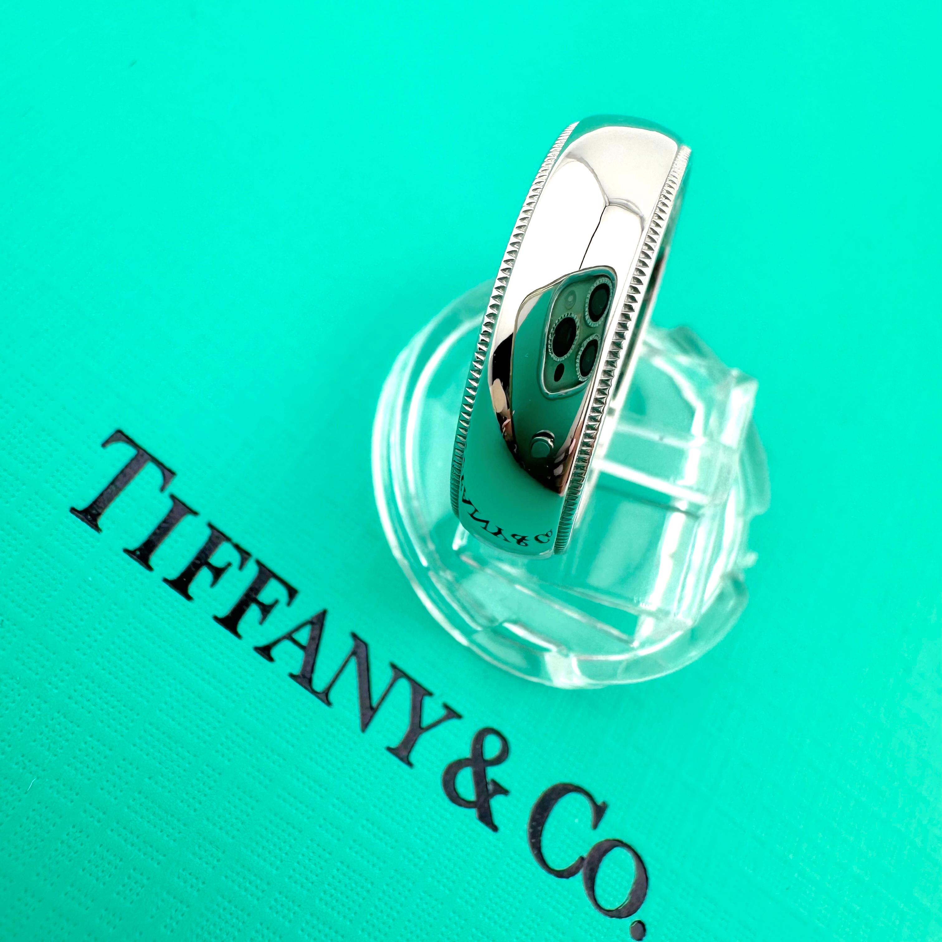 Tiffany Bague à anneau Milgrain sertie de platine 6 mm en vente 5