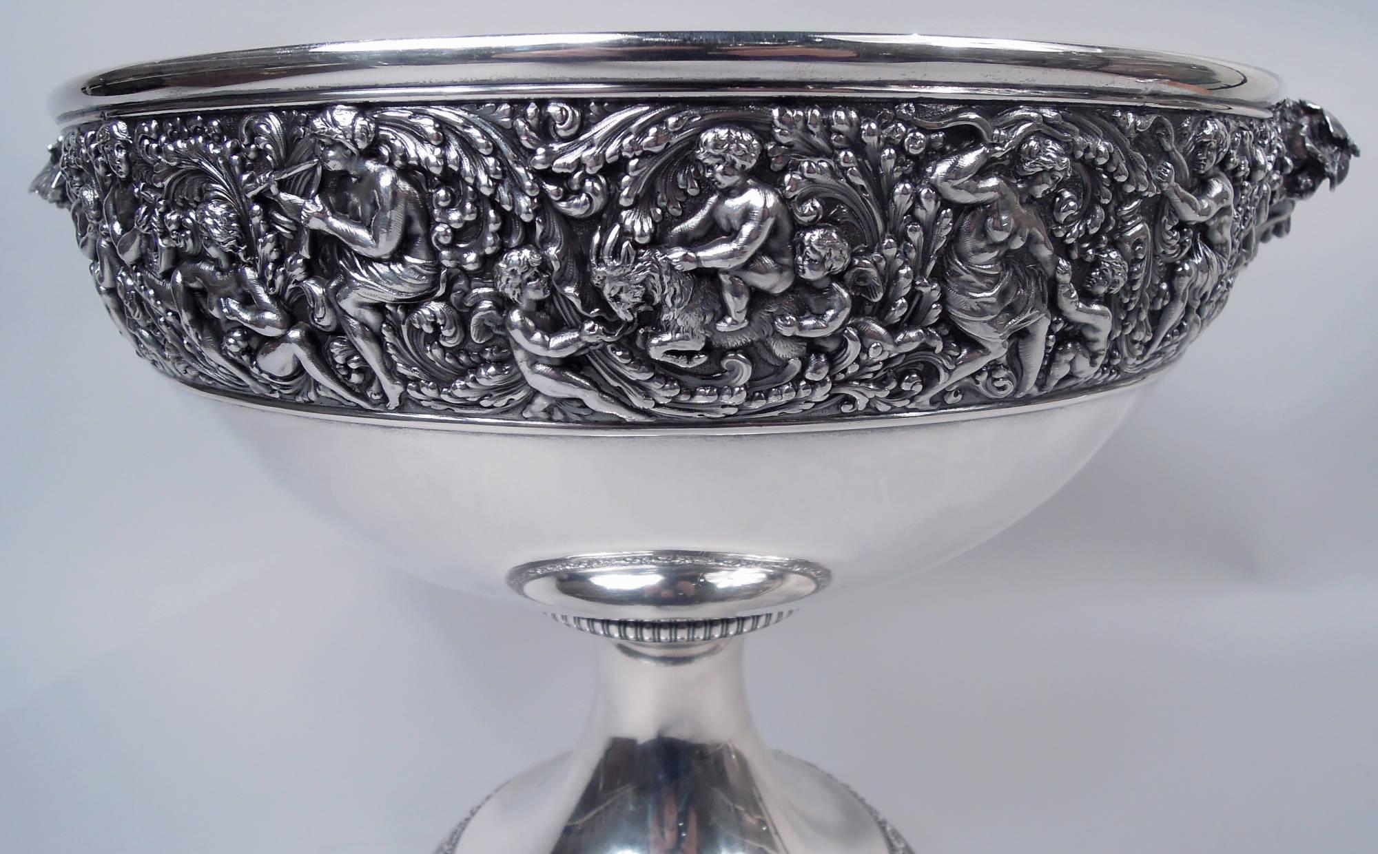 Bol à punch en argent sterling avec un motif olympien historique. Fabriqué par Tiffany & Co. à New York. Ronde et incurvée. L'extérieur est entouré d'une frise ciselée représentant des nymphes, des dieux et des chérubins s'aimant et jouant de la