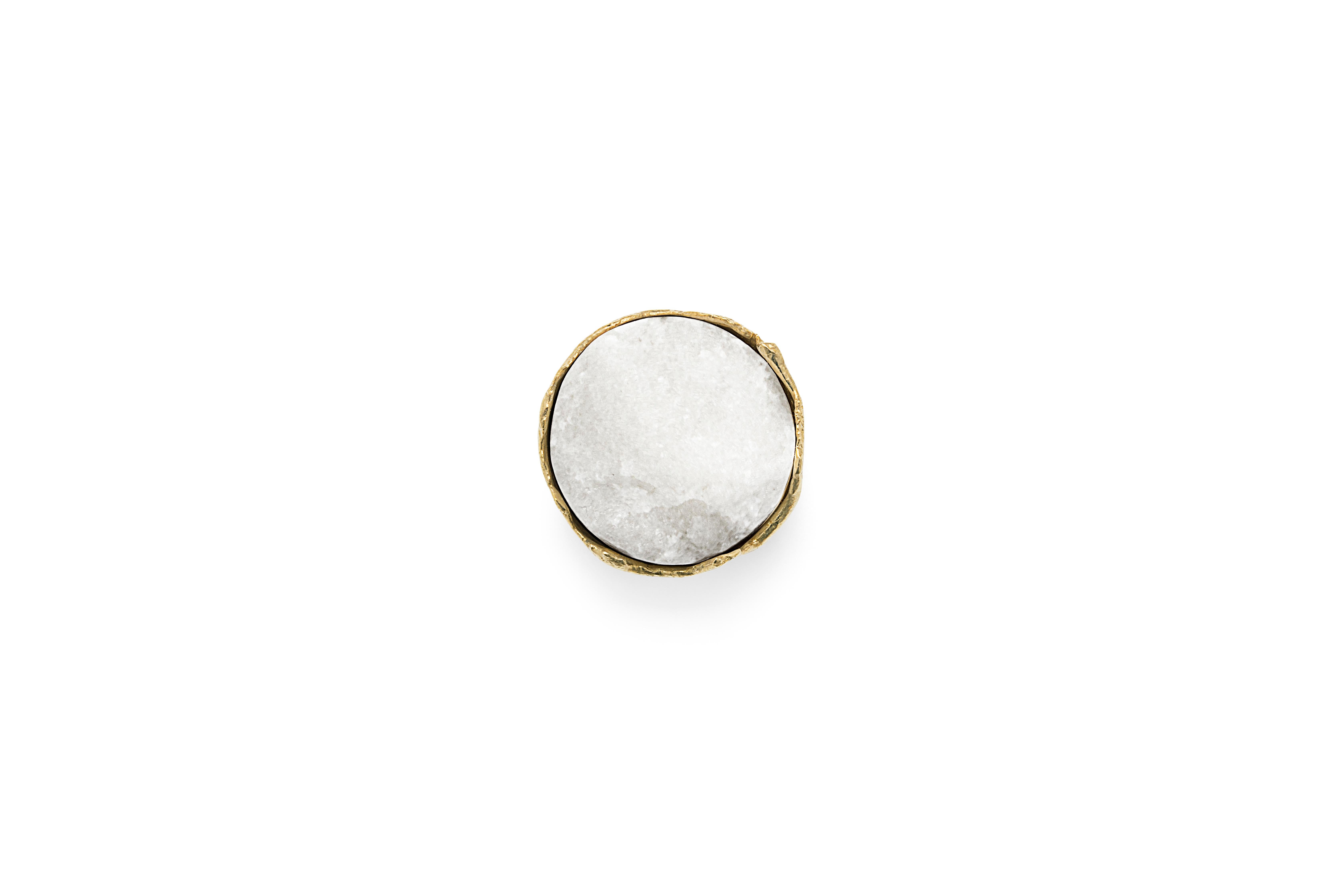 Las joyas han inspirado a la humanidad durante siglos. Fabricado con latón pulido fundido y piedra de cuarzo, el tirador de cajón de cuarzo Tiffany se asemeja a las formas perfectas y a la pureza de los que duran para siempre. Con un puñado de