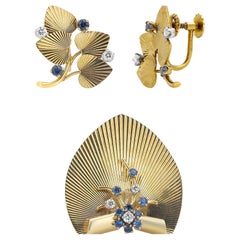 Tiffany Pendentifs d'oreilles rétro en or jaune serti de diamants et saphirs, signé 7451