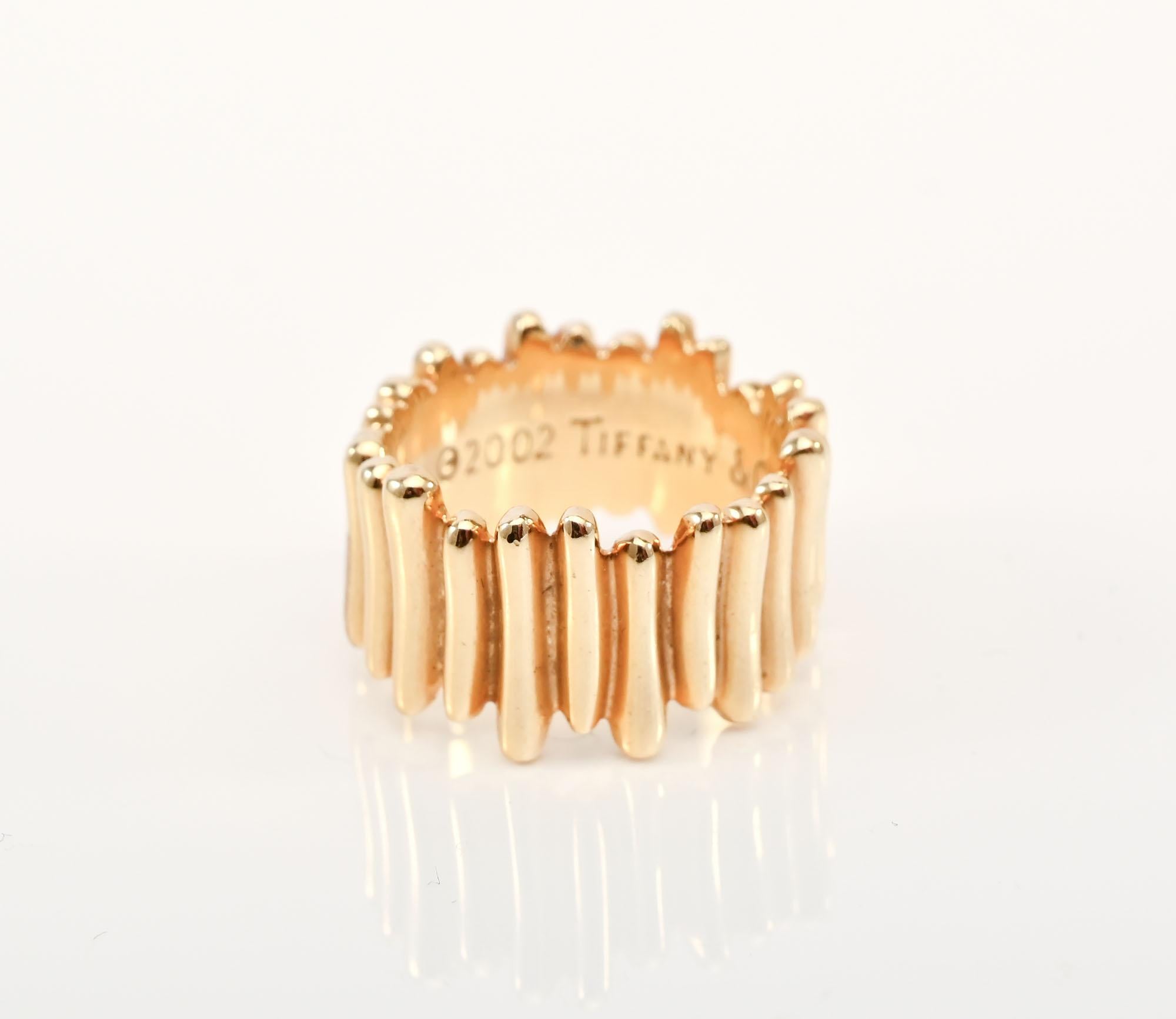 Tiffany Ribbed Band Gold Ring In Excellent Condition In Darnestown, MD
