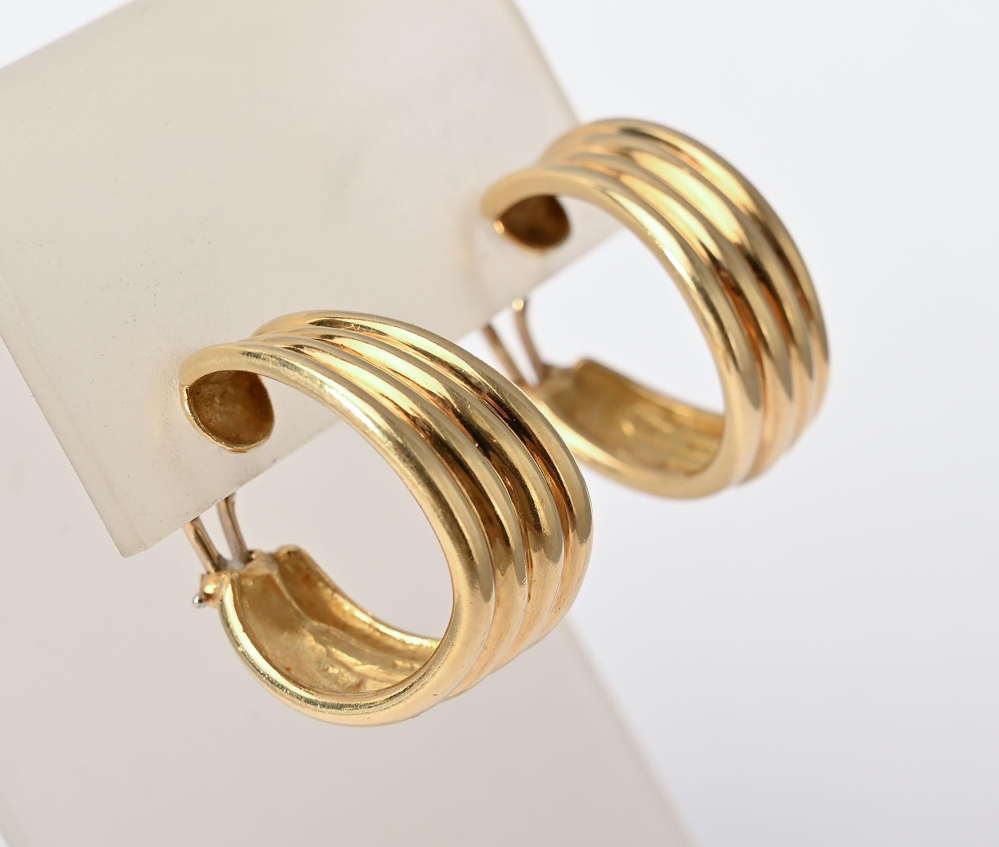 These Tiffany 18 karat gold ribbed hoop earrings are timeless. The ribbed surface and slight wave to the hoop jazz them up.
Clip backs can be converted to posts. The earrings measure 15/16
