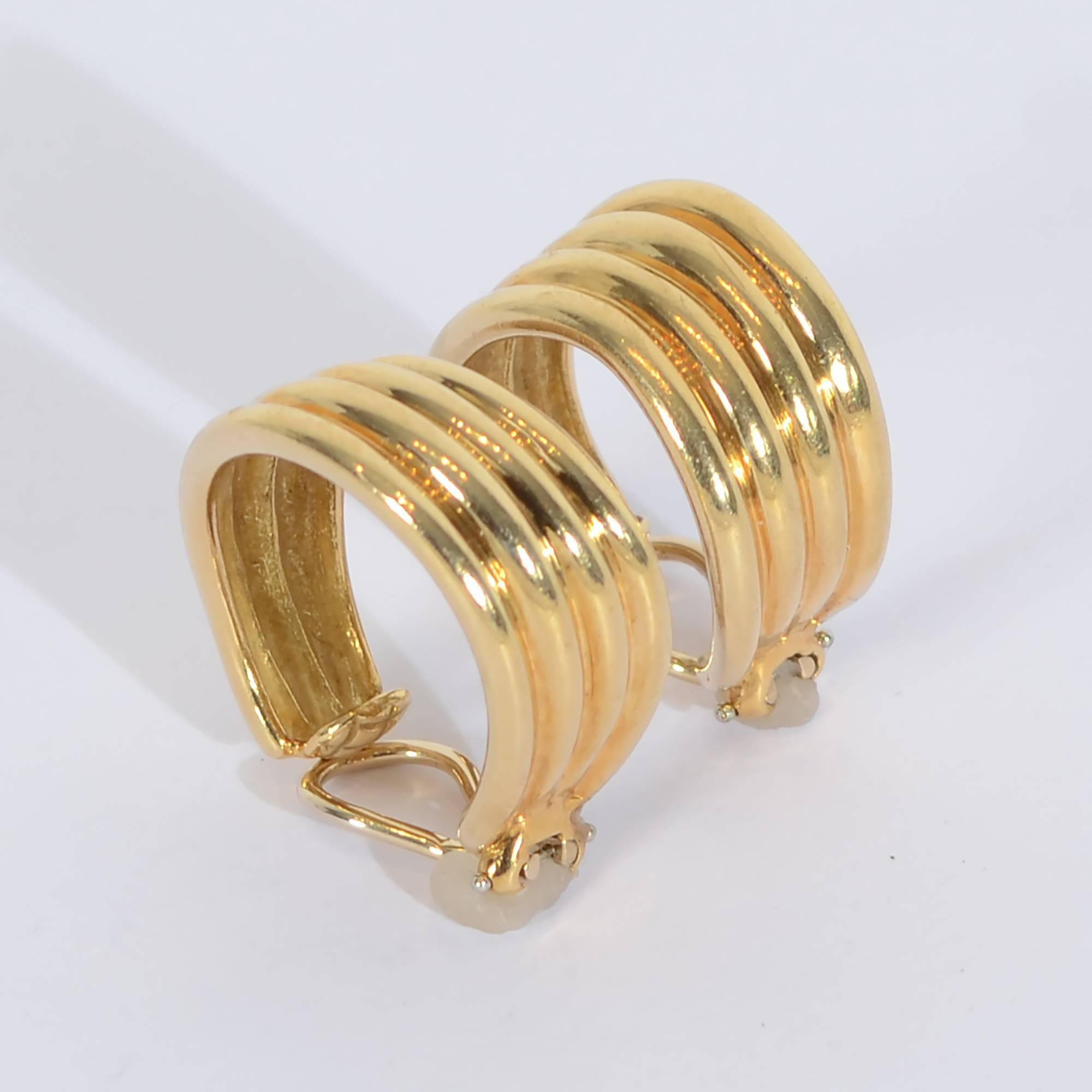 Tiffany Ribbed Gold Hoop Earrings In Excellent Condition For Sale In Darnestown, MD