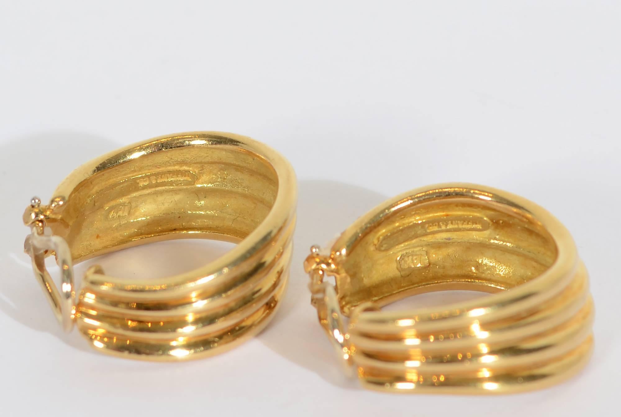 Tiffany Ribbed Gold Hoop Earrings In Excellent Condition For Sale In Darnestown, MD