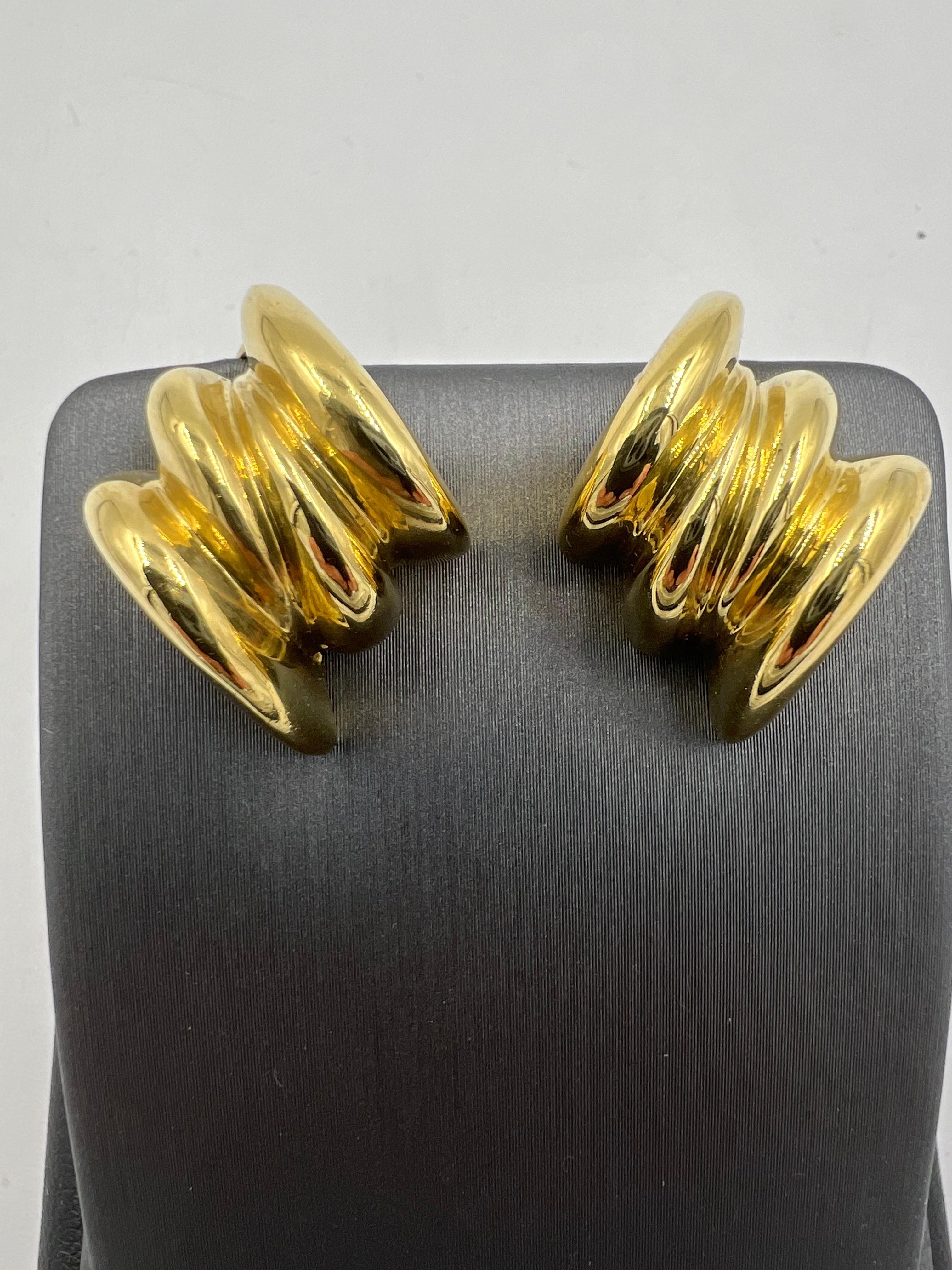 Tiffany-Ohrringe aus geripptem Gelbgold, ca. 1970er Jahre.

  In der glamourösen Ära der 1970er Jahre war die Mode kühn und extravagant. Ein ikonisches Stück, das den Stil verkörpert 
der damaligen Zeit waren die gerippten Tiffany-Ohrringe aus