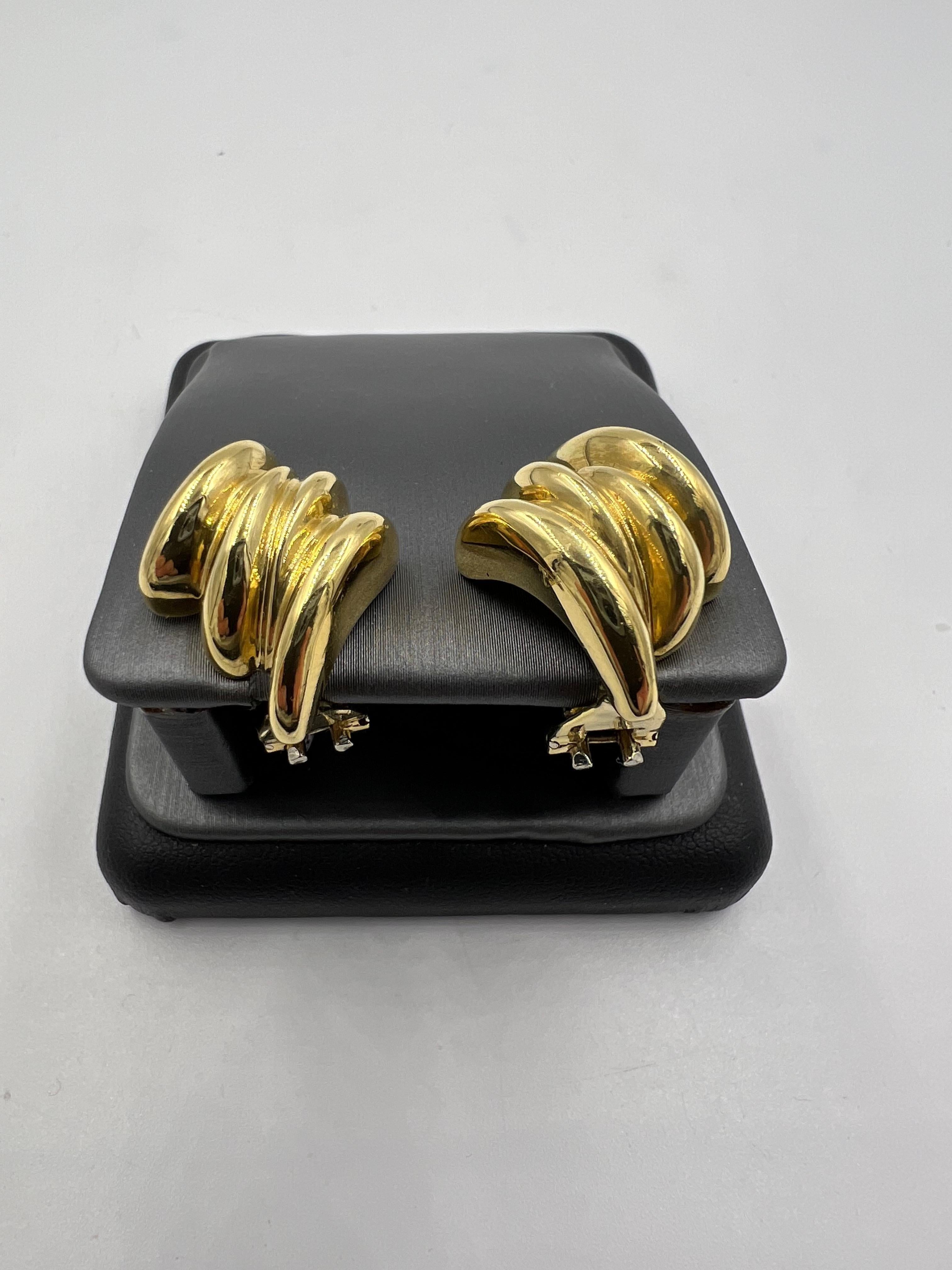 Tiffany Ribbed Yellow Gold Clip On Earrings In Good Condition For Sale In Los Angeles, CA