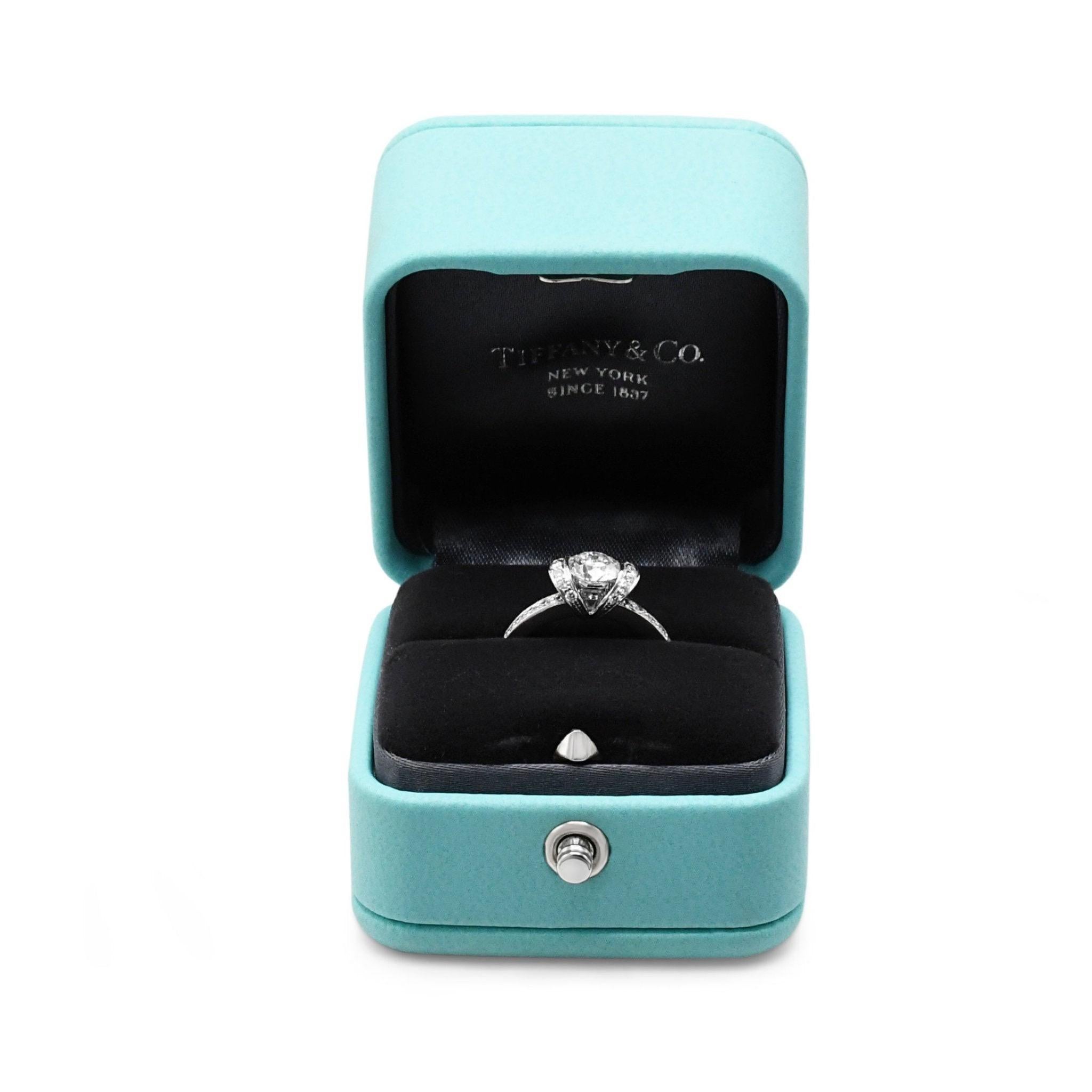 Cette pièce d'occasion de Tiffany & Co. La bague de fiançailles Ribbon a été méticuleusement inspectée et est accompagnée de tous les documents nécessaires, y compris une boîte Tiffany, un certificat de diamant et une évaluation professionnelle.