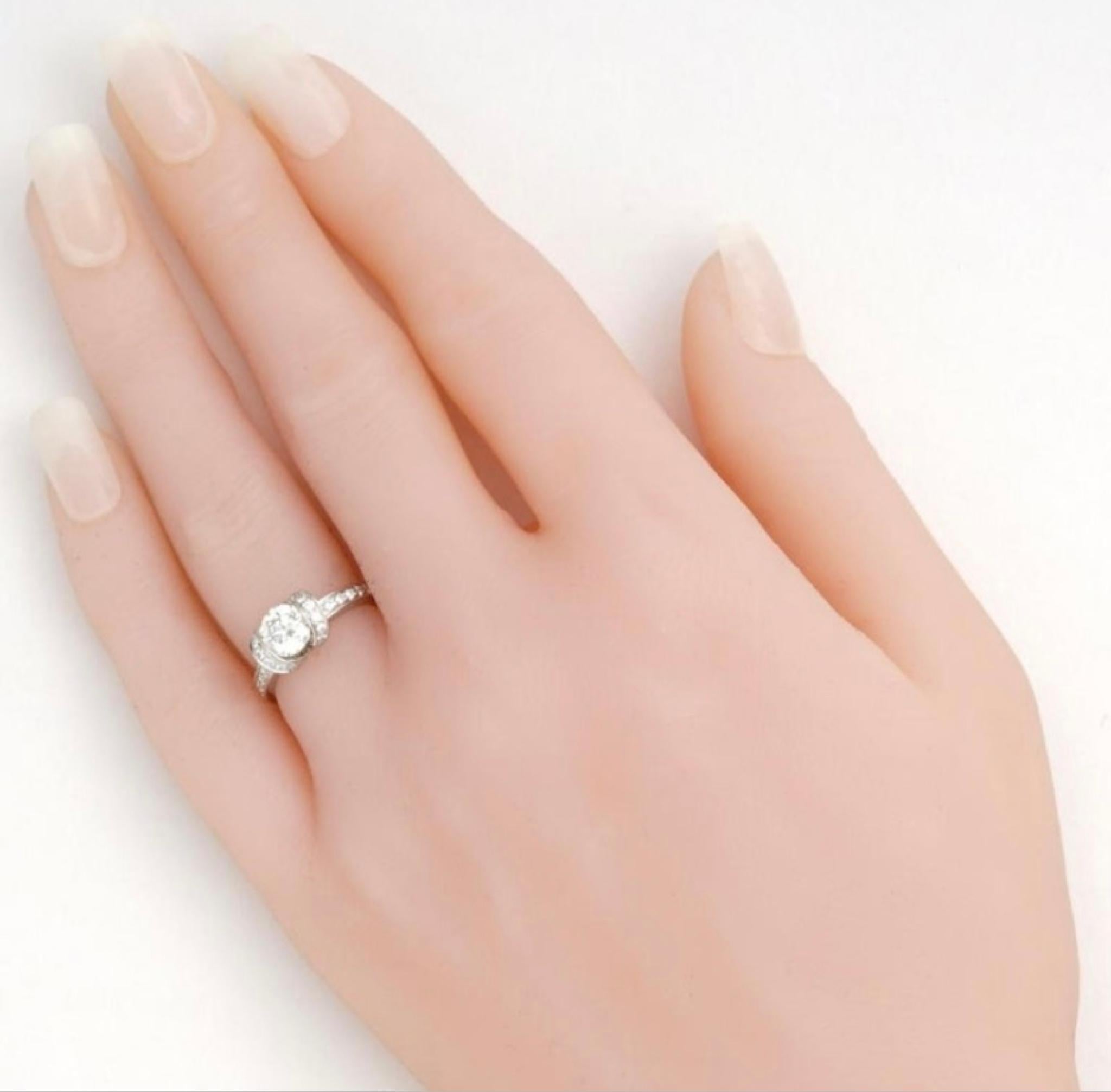 Bague de fiançailles solitaire en diamant certifié par Tiffany Ribbon - Platine Excellent état - En vente à Rugby, England