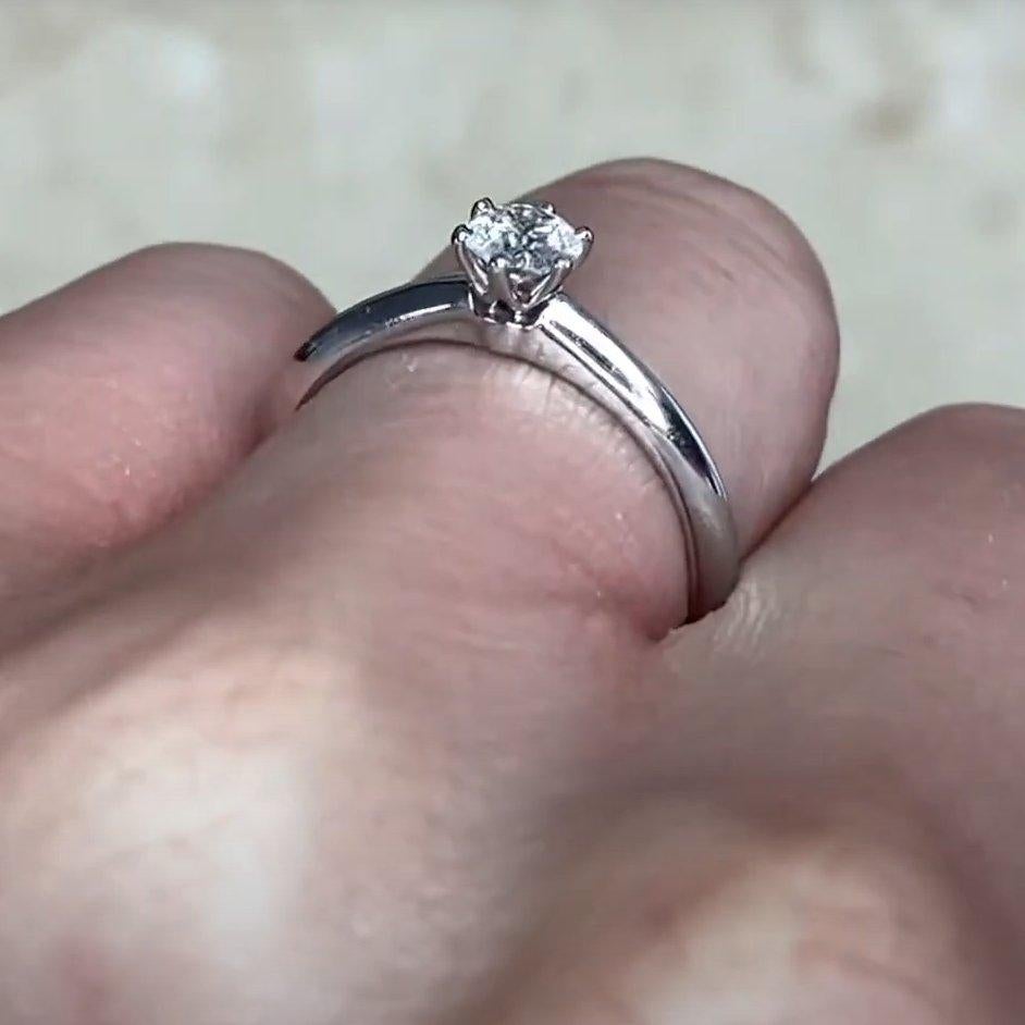 Anello Tiffany, anello di fidanzamento con diamante rotondo taglio Brilliante (circa 0,3 carati) In condizioni ottime in vendita a New York, NY