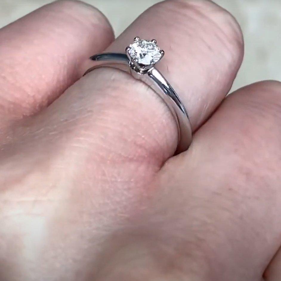 Donna Anello Tiffany, anello di fidanzamento con diamante rotondo taglio Brilliante (circa 0,3 carati) in vendita