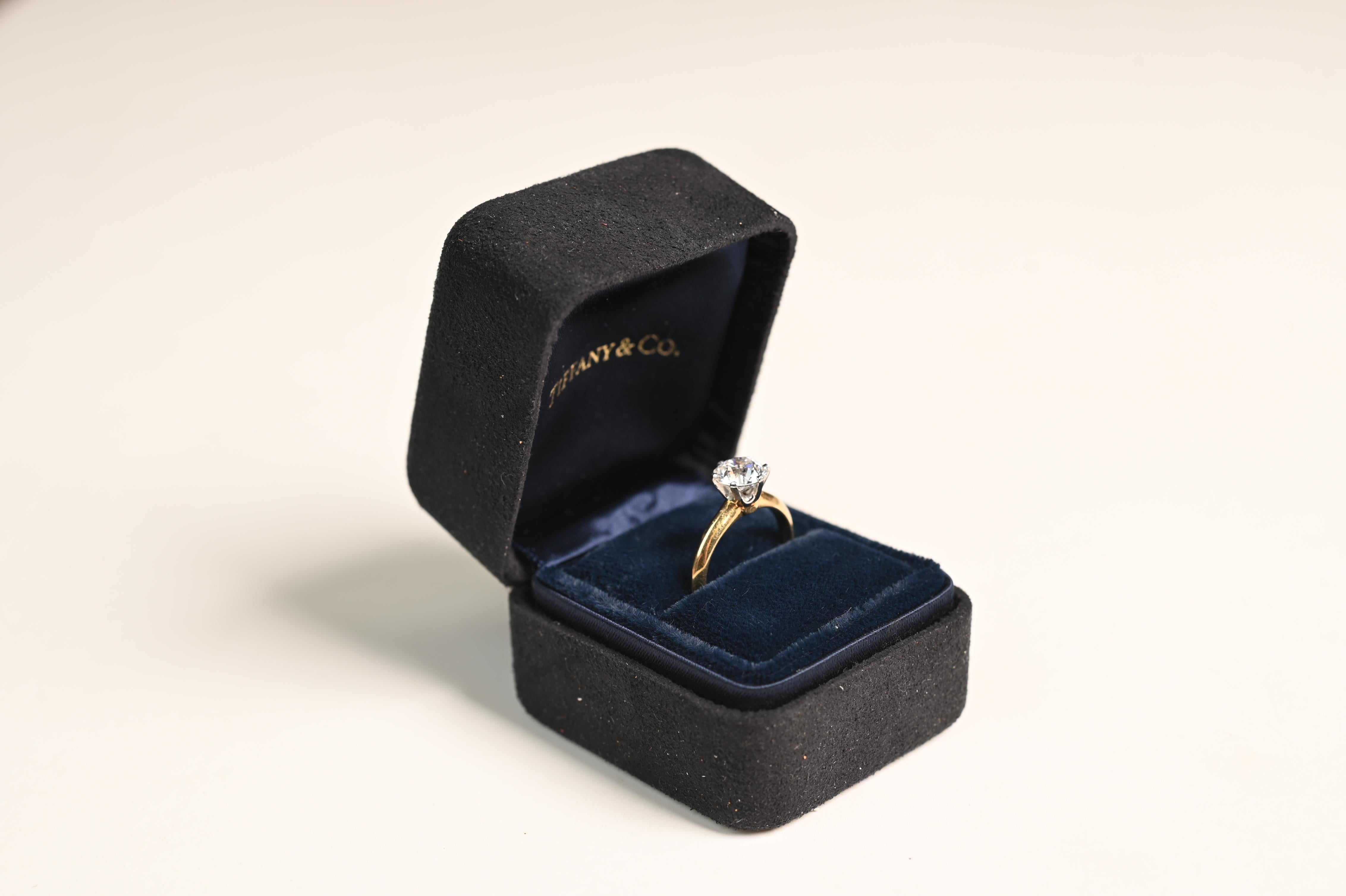Diese exquisite Tiffany & Co. Der Vintage-Diamantring ist ein wahres Sammlerstück mit einem schillernden, ca. 1,3-karätigen Diamanten im alten europäischen Schliff. Der vom GIA zertifizierte Mittelstein hat eine außergewöhnliche Farbe (E) und eine