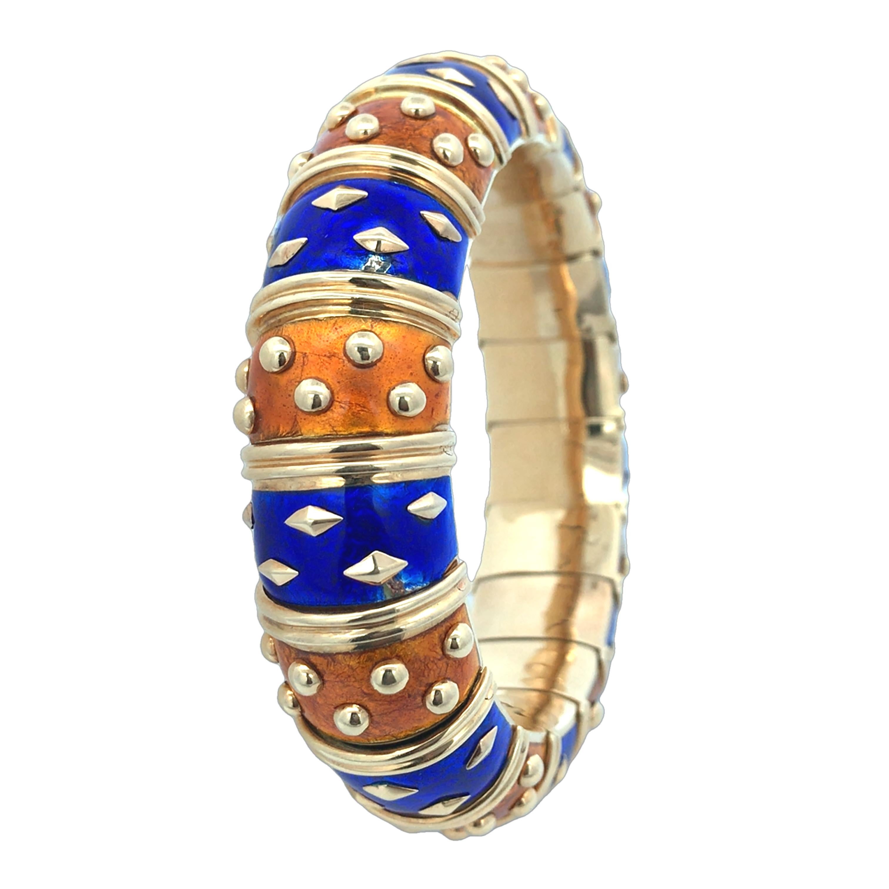 Ce bracelet audacieux et vibrant est un chef-d'œuvre du légendaire designer de Tiffany, Jean Schlumberger. Artistics en or 18 carats avec un émail bleu et orange frappant, accentué par des clous en or, il rayonne de force, de confiance et de flair