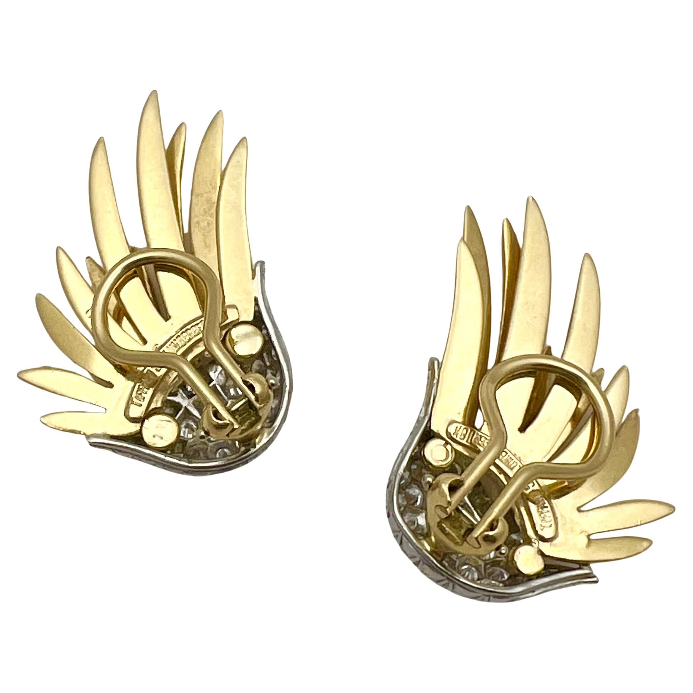 Boucles d'oreilles flammes Jean Schlumberger pour Tiffany, réalisées en or jaune 18 carats et en platine.  Soixante diamants ronds de taille brillant sont pavés en platine, pour un total estimé à 1,65 carats.  Couleur E-F.  Clarté VVS-VS.  Flammes
