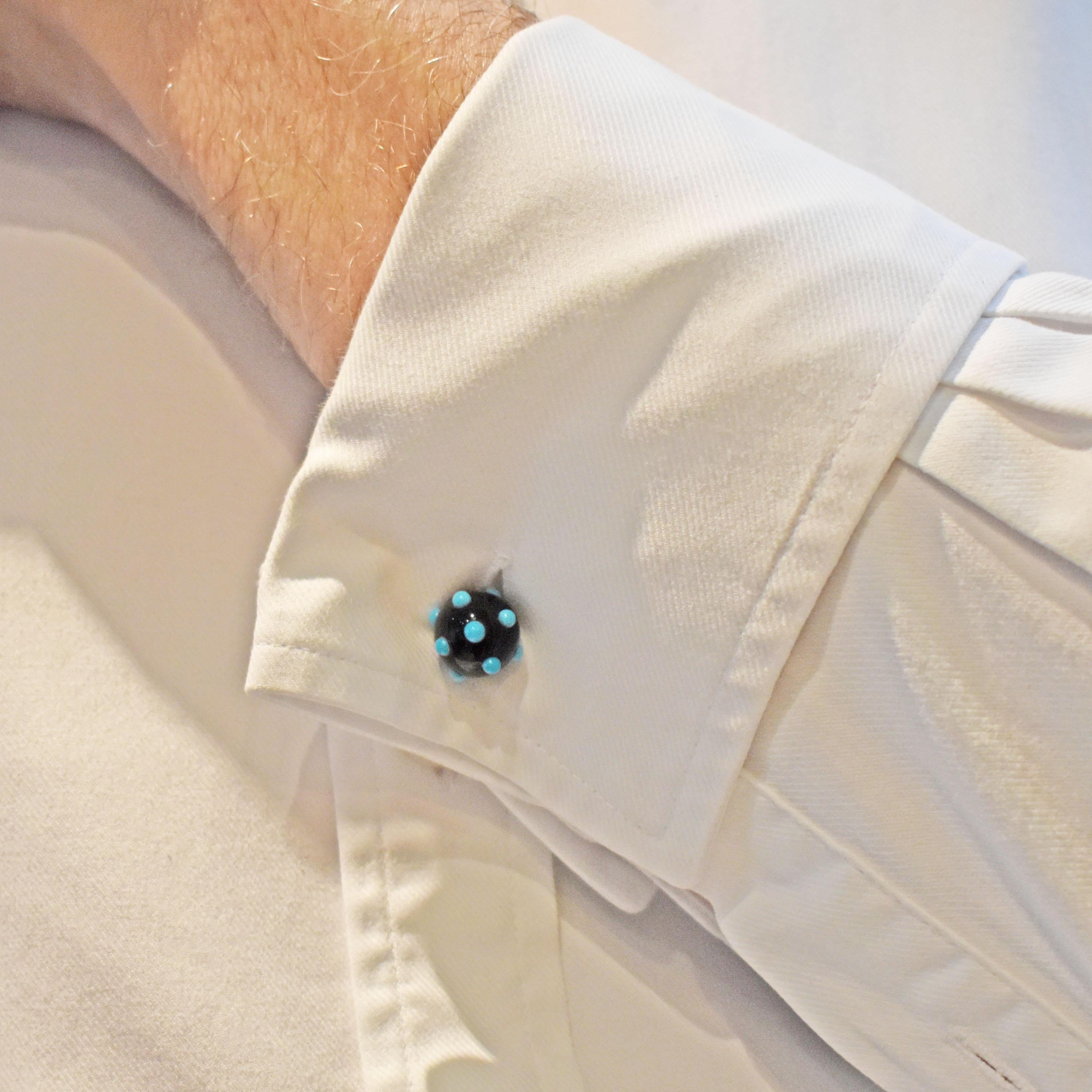 Ein Paar Manschettenknöpfe von Jean Schlumberger für Tiffany & Co. aus schwarzem Onyx und Türkis, mit türkisfarbenen Onyxkugeln besetzt, auf 18-karätigem Gold, signiert Schlumberger und Tiffany & Co., gestempelt 18K, um 1960.