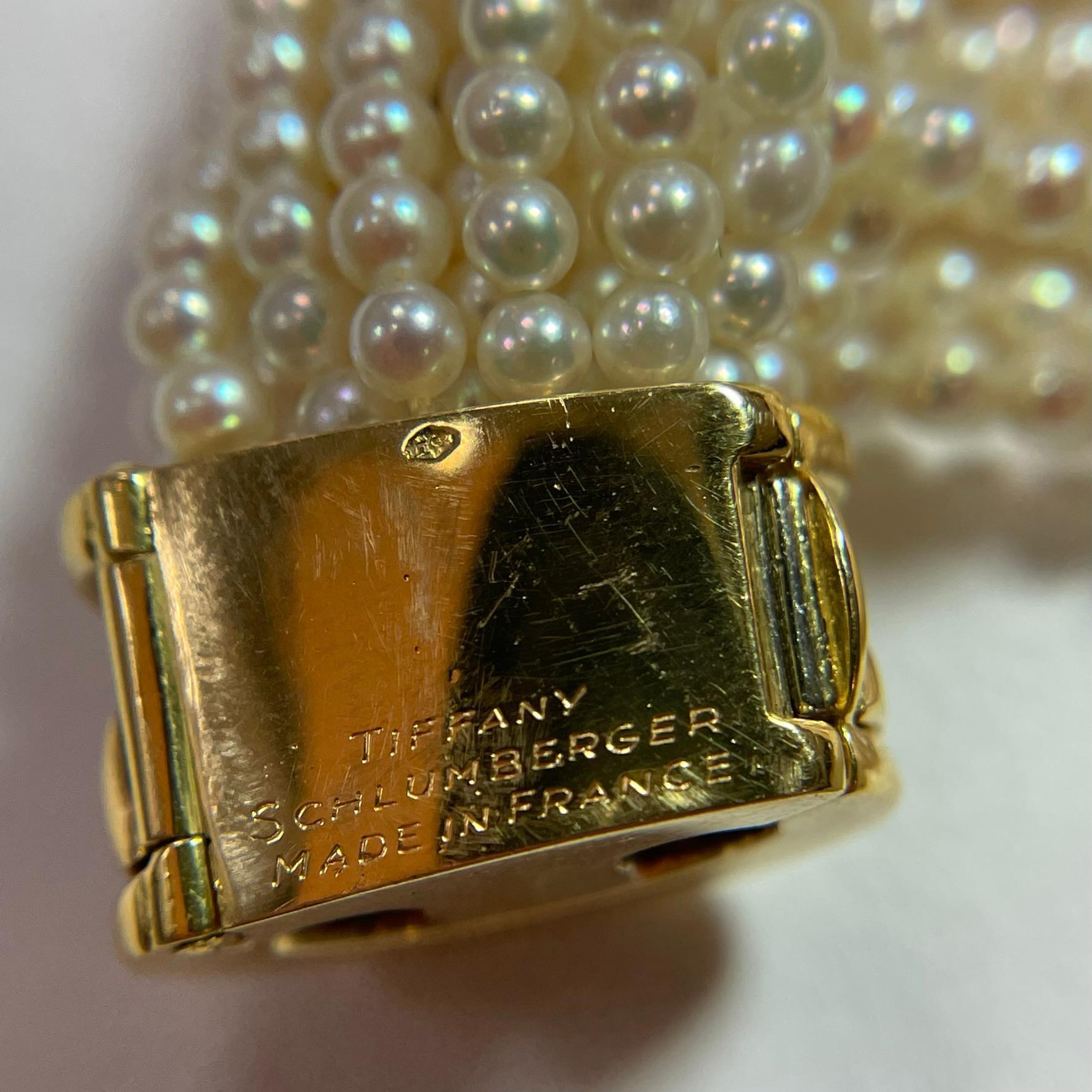 Tiffany & Co., Schlumberger Multistrand-Zuchtperlen, Gold und blaue Paillonné-Emaille Torsade-Halskette, Frankreich.

18 kt., bestehend aus dreiundzwanzig Perlensträngen ap. 2,8 bis 2,6 mm, mit drei Stationen von vier blauen