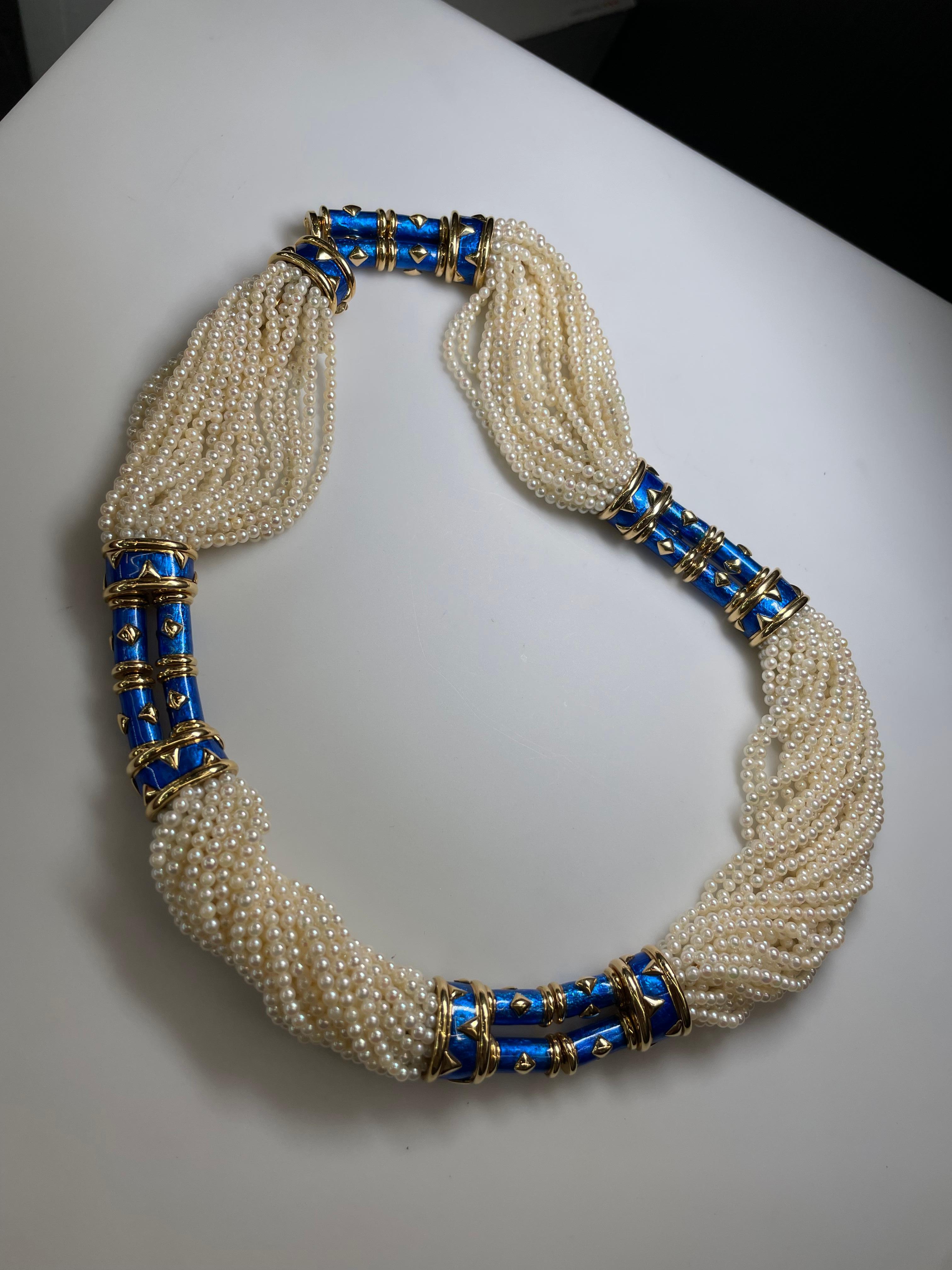Tiffany, Schlumberger Mehrreihiges Collier aus Perlen, Gold und blauem Paillonné (Rundschliff) im Angebot