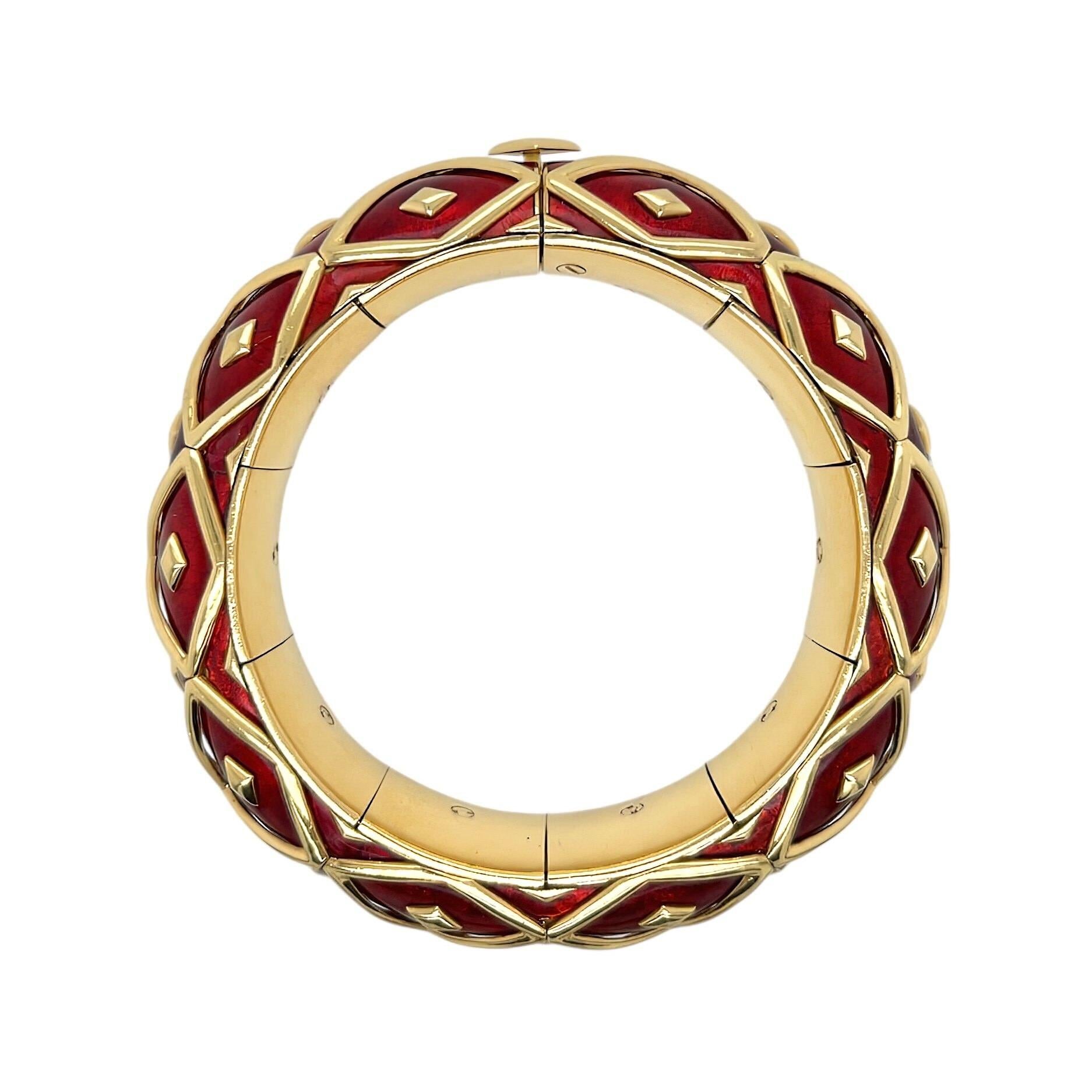 Bracciale in oro giallo 18 carati e smalto rosso, Tiffany & Co.  Disegnato con smalto rosso paillonné in un motivo a reticolo accentato da borchie a forma di losanga, firmato Tiffany & Co., Schlumberger, con marchio del produttore, con marchio di