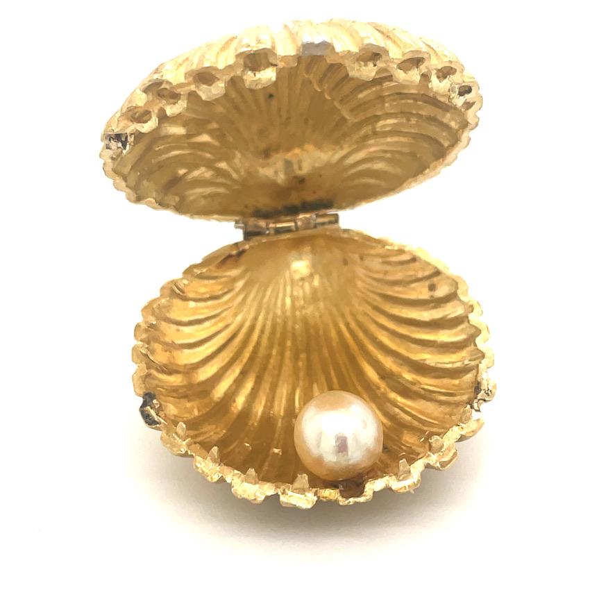 Very special and desirable figural shell hinged pill box, with a pearl set inside.  Made and signed by Schlumberger for TIFFANY & CO.  Very heavy gauge 18K yellow gold.  1 1/2