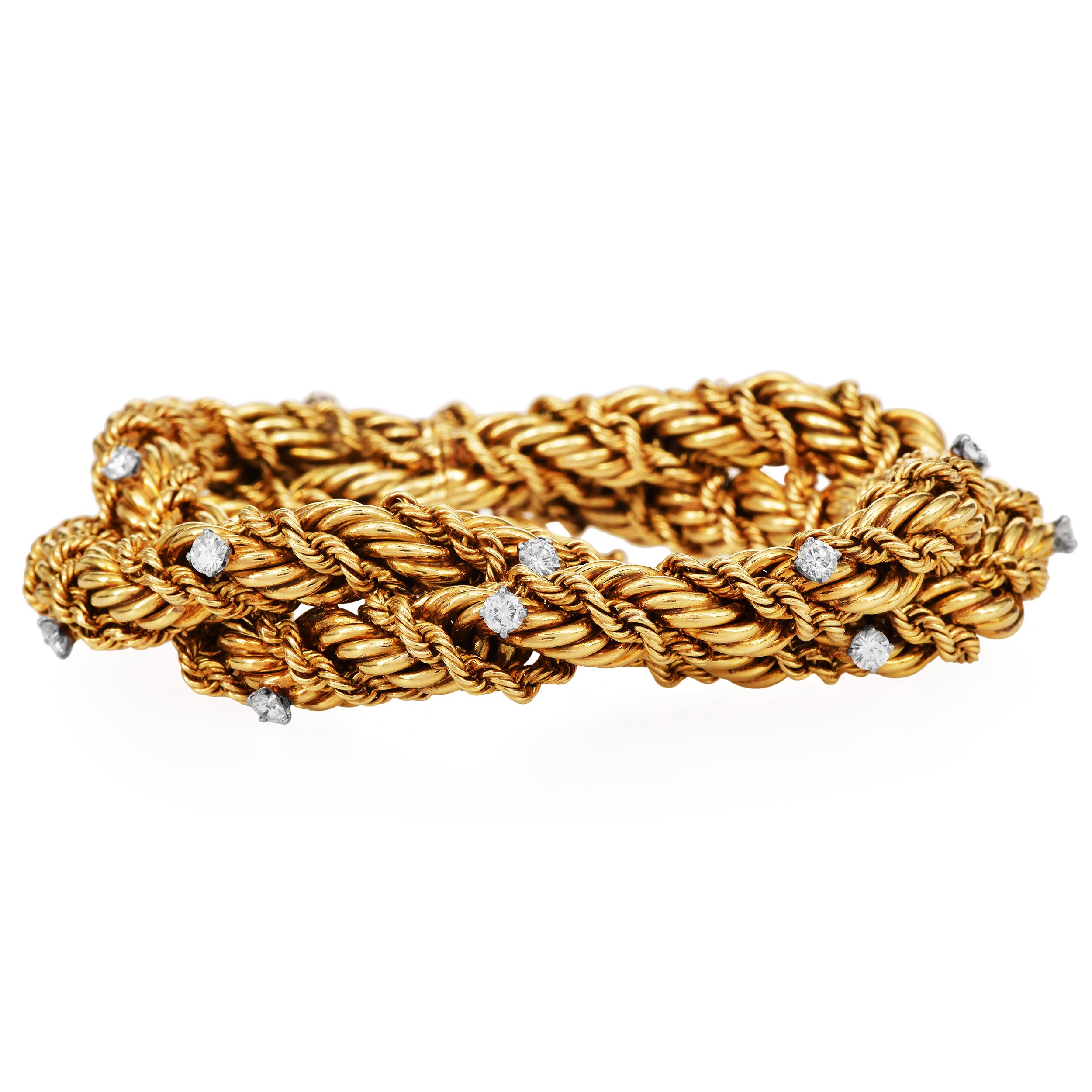 Ein kühnes Vintage-Armband von Schlumberger für Tiffany and Co aus schweren, gedrehten Seilgliedern aus 18 Karat Gelbgold. Das Doppelseil-Design verleiht dem Armband eine starke Textur und skulpturale Bewegung. Brillante runde Diamanten sind auf den