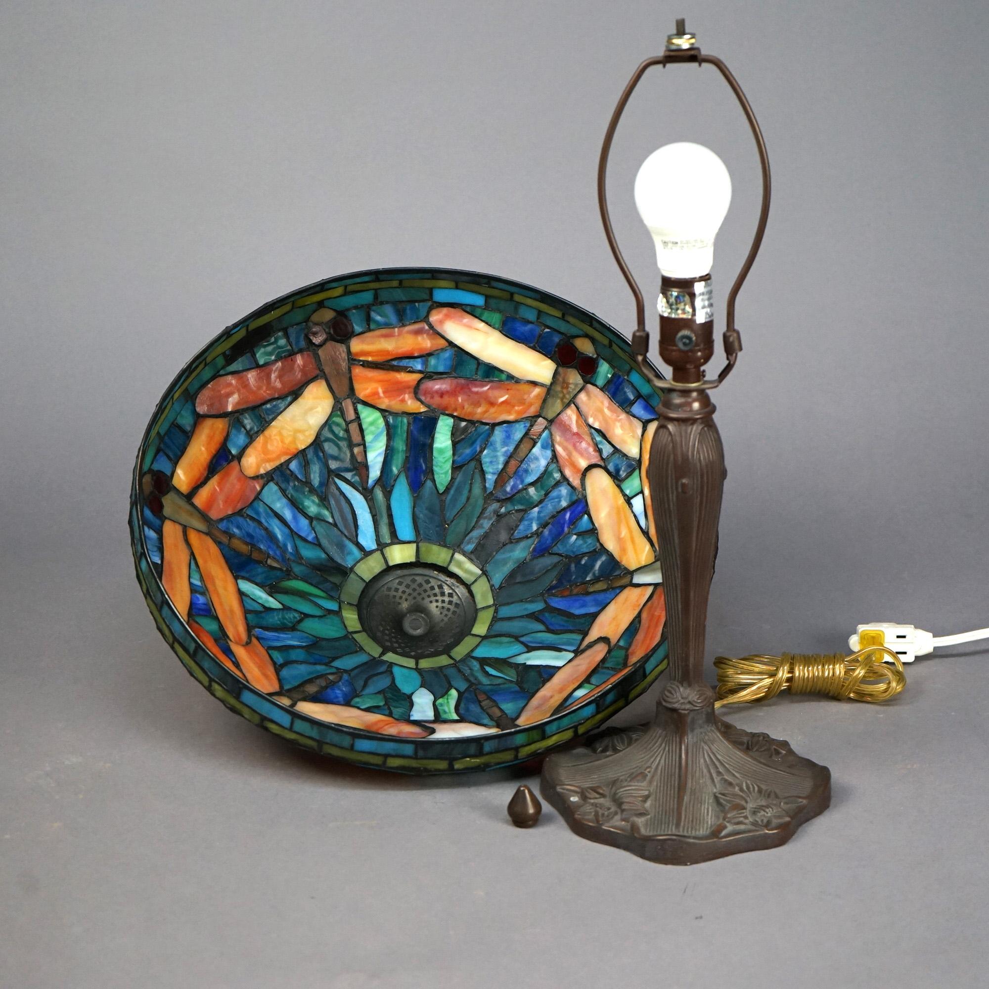 Arts and Crafts Lampe de table Dragonfly de l'école Tiffany en verre plombé et bijoutier, 20e siècle en vente