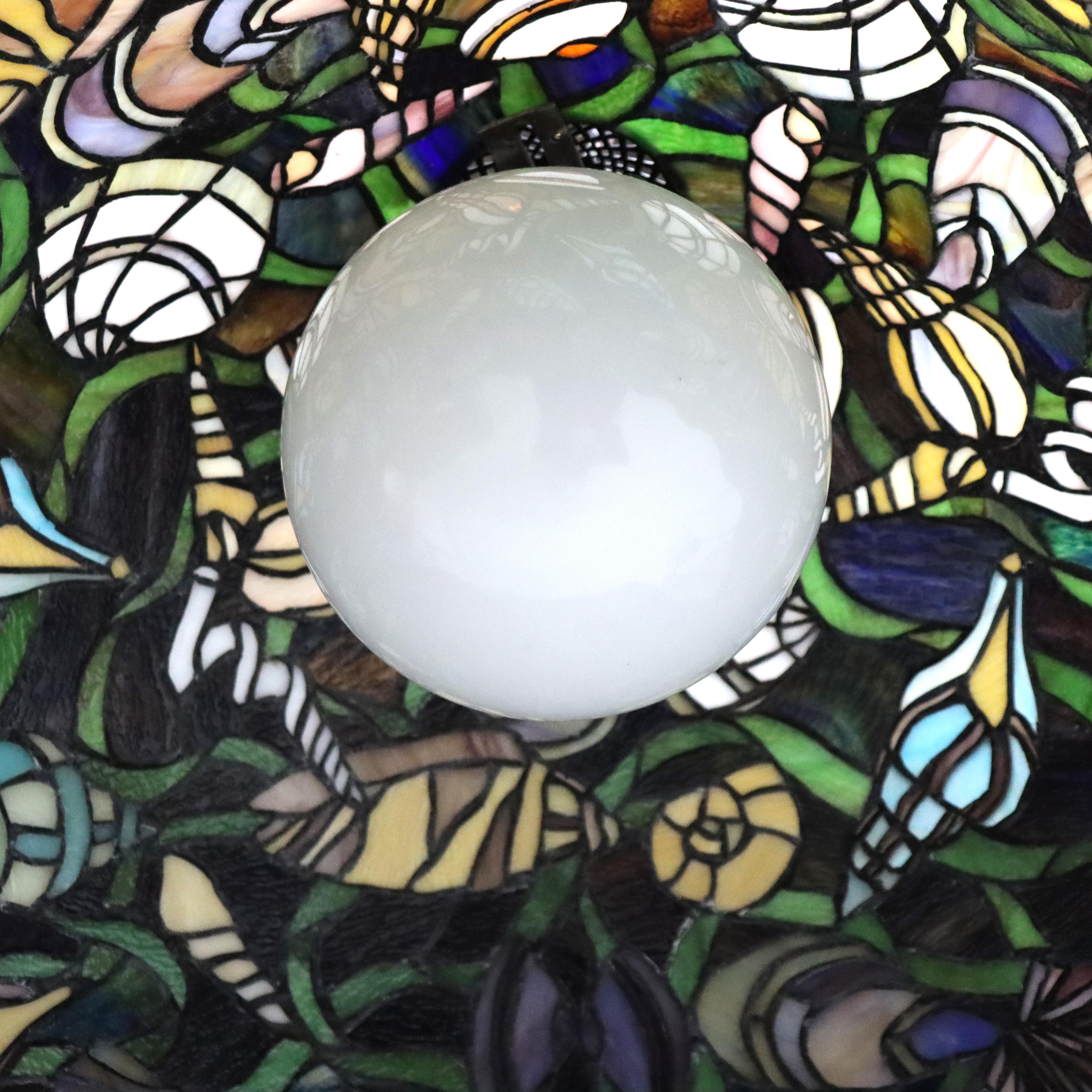 Tiffany-Stil Blei-und Glasmalerei Hängelampe mit Seashore Muscheln Muster Unsigned 20thC.   
Maße - 20 