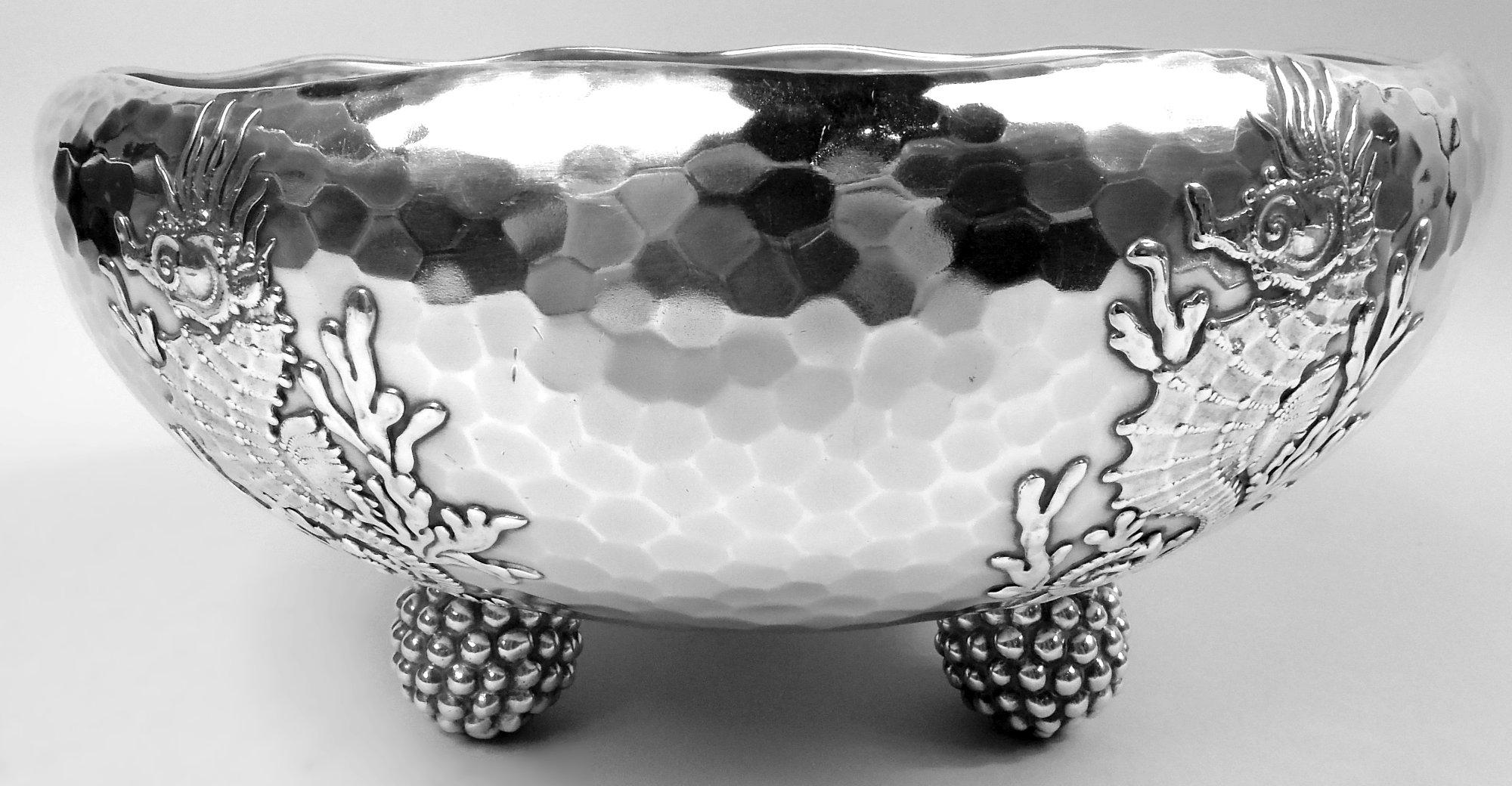 Japonesische Trophäenschale aus Sterlingsilber. Hergestellt von Tiffany & Co. in New York. Rund und geschwungen. Fünf Seepferdchen auf fleckig gehämmertem Boden. Auf der Unterseite, eingravierte Darstellung: 