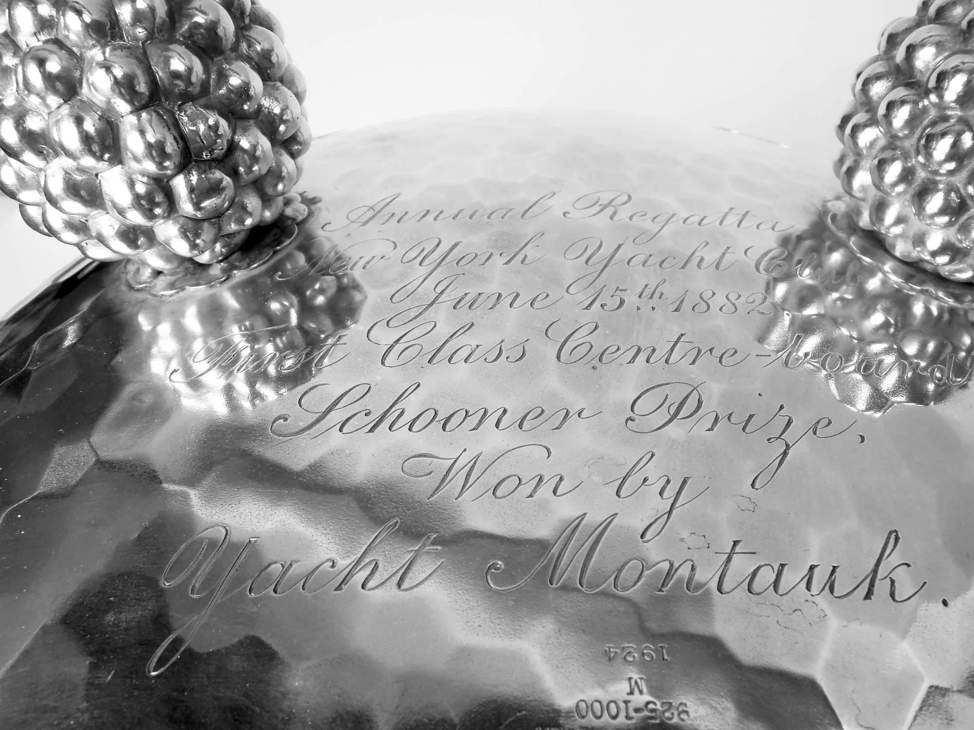 Tiffany Seepferdchen Tafelaufsatz Trophäenschale für New York Yacht Club (Sterlingsilber) im Angebot
