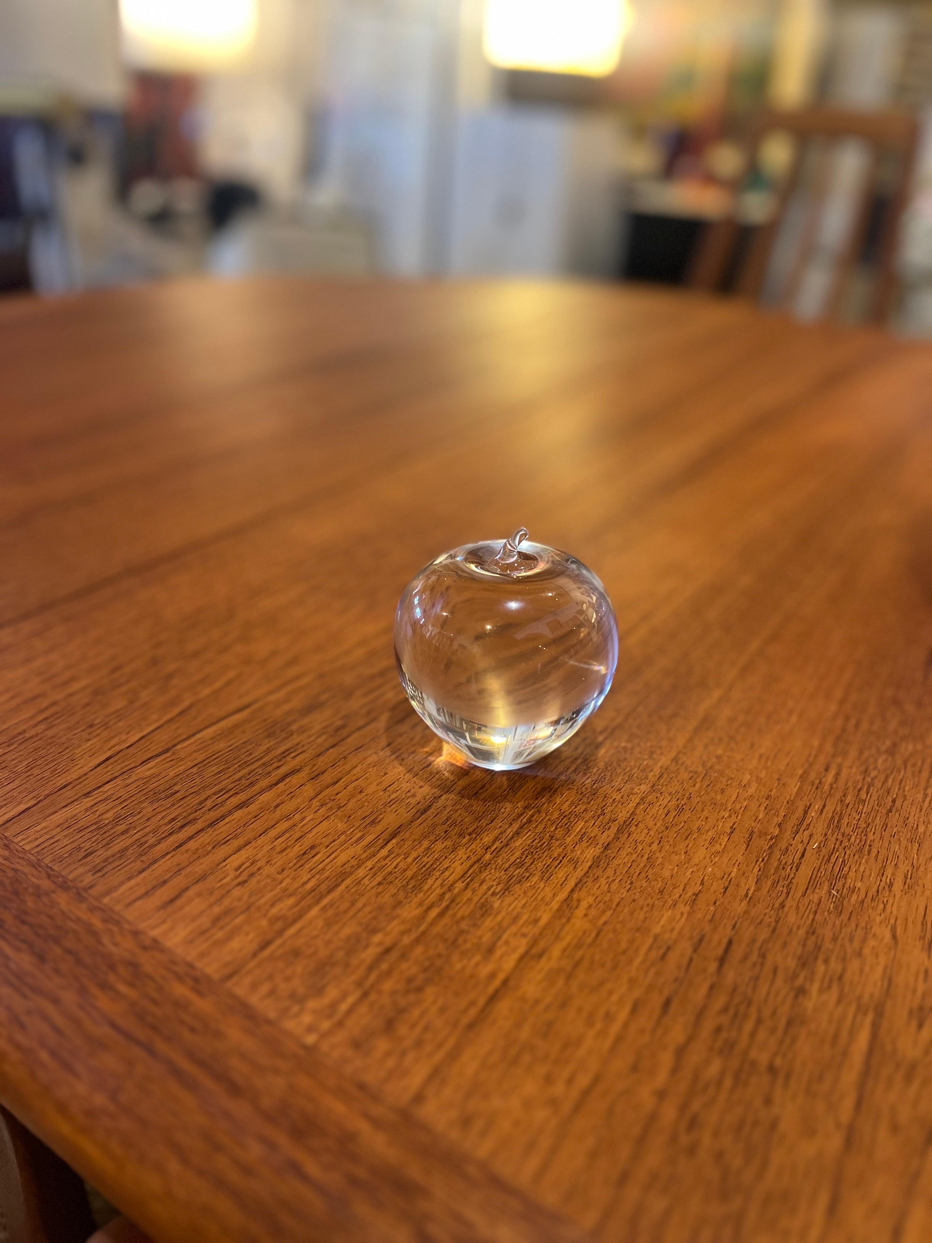 Tiffany Signed Crystal  Apple Paperweight Sculpture In Excellent Condition In San Diego, CA