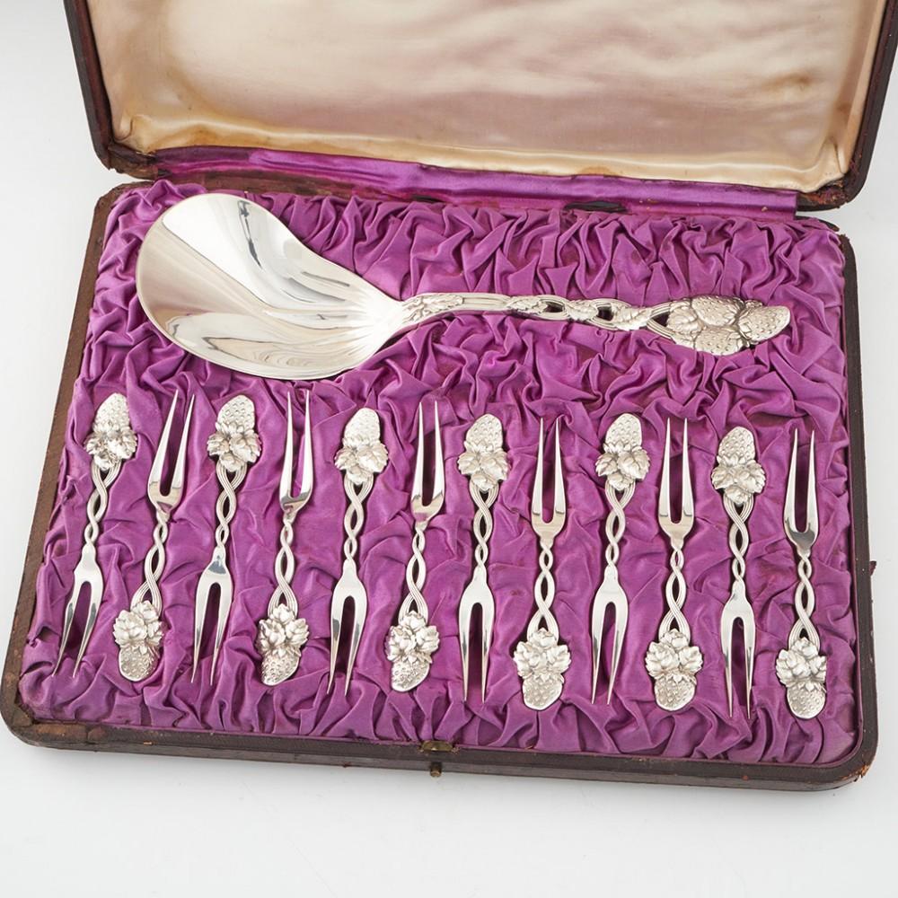 Heading : Tiffany & Co silver strawberrry set
Date : Hallmarked in London in 1902 for Tiffany & Co (Albert William Fevearyear)
Period : Edward VII
Origin : Marked in London with an 'F' mark for foreign import
Decoration : Large serving spoon and 12