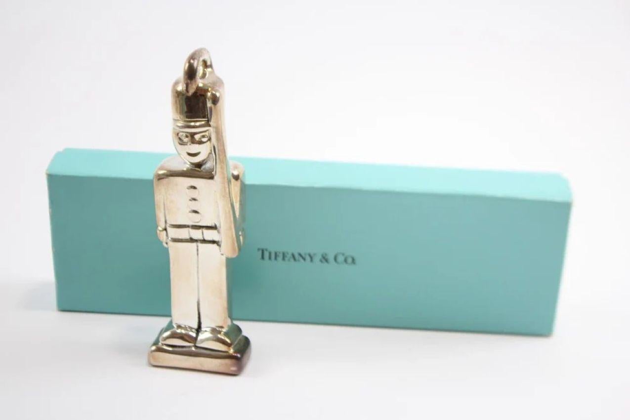 TIFFANY & CO. 1991 Vintage 925 Sterling Silber Nussknacker Suite?Spielzeugsoldat Ornament
wiegt 29 g
In Original Box/Beutel
Höhe 11.5 cm
in hervorragendem Zustand
Der Sockel gestempelt tiffany & co 925 1und das Datum 1991
Dies ist ein schönes Modell