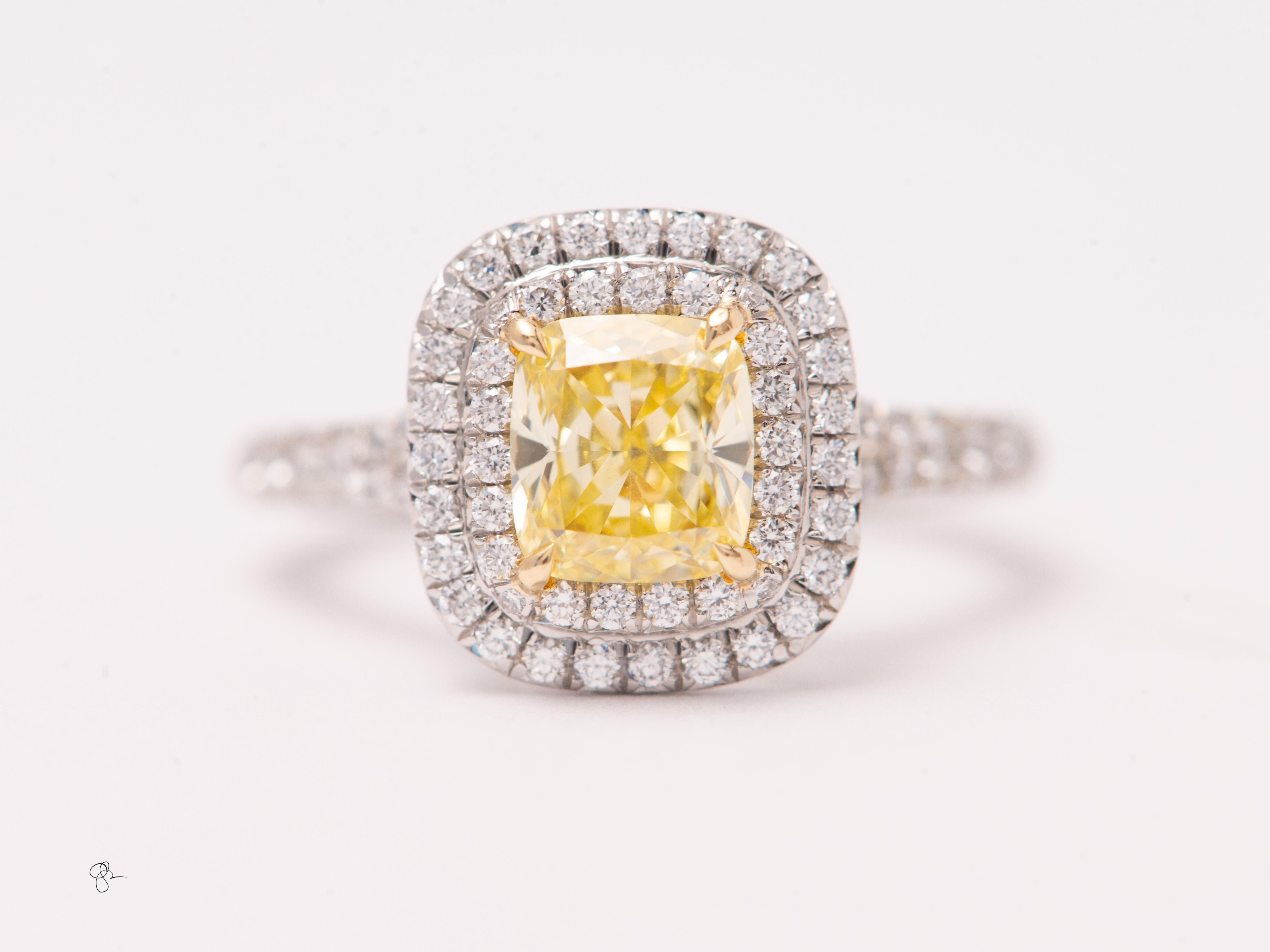 Tiffany Soleste 1 ct Cushion-cut Yellow Diamond Halo Engagement Ring in Platinum en venta 4