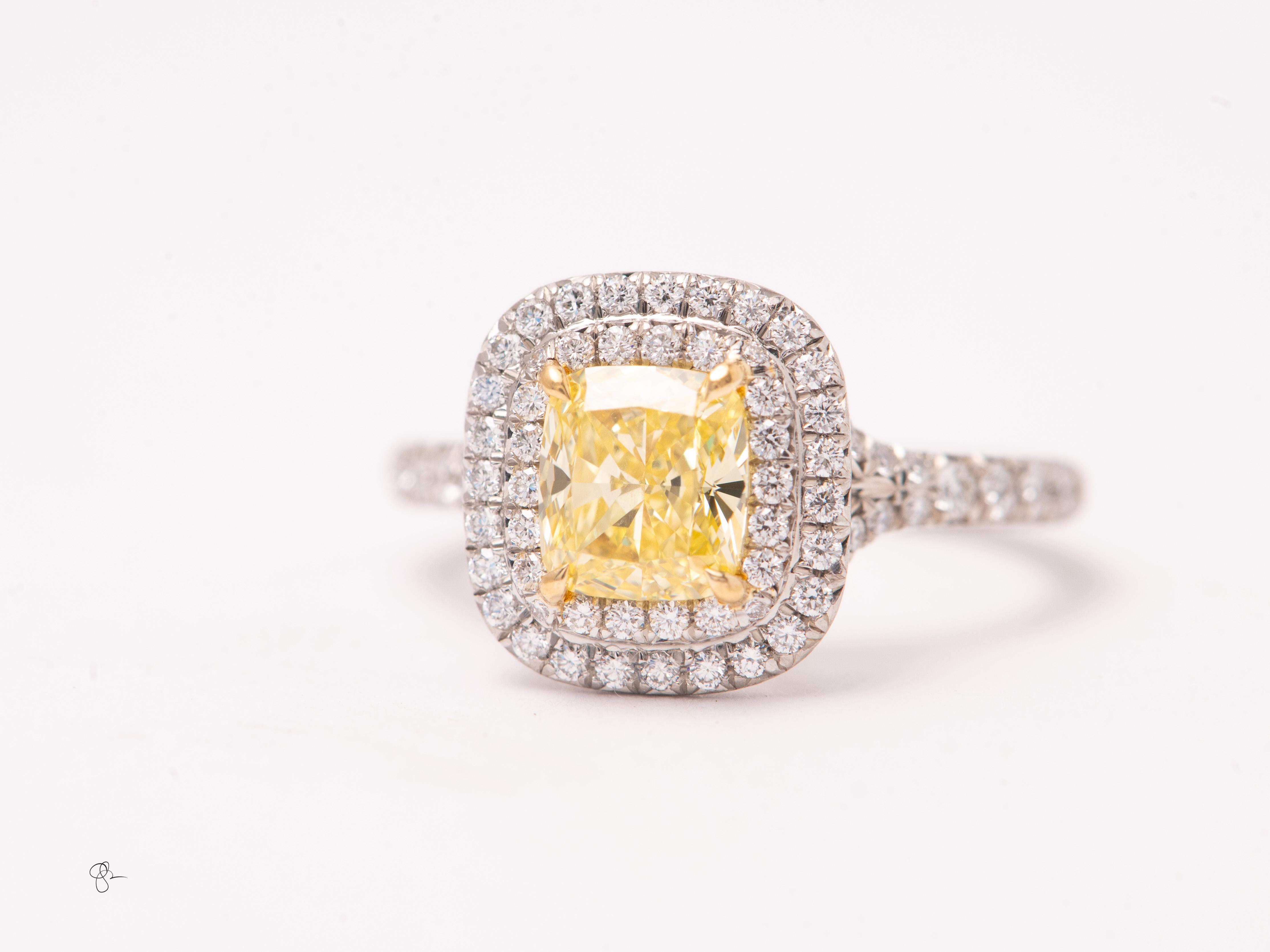 Tiffany Soleste 1 ct Cushion-cut Yellow Diamond Halo Engagement Ring in Platinum Moderno en venta