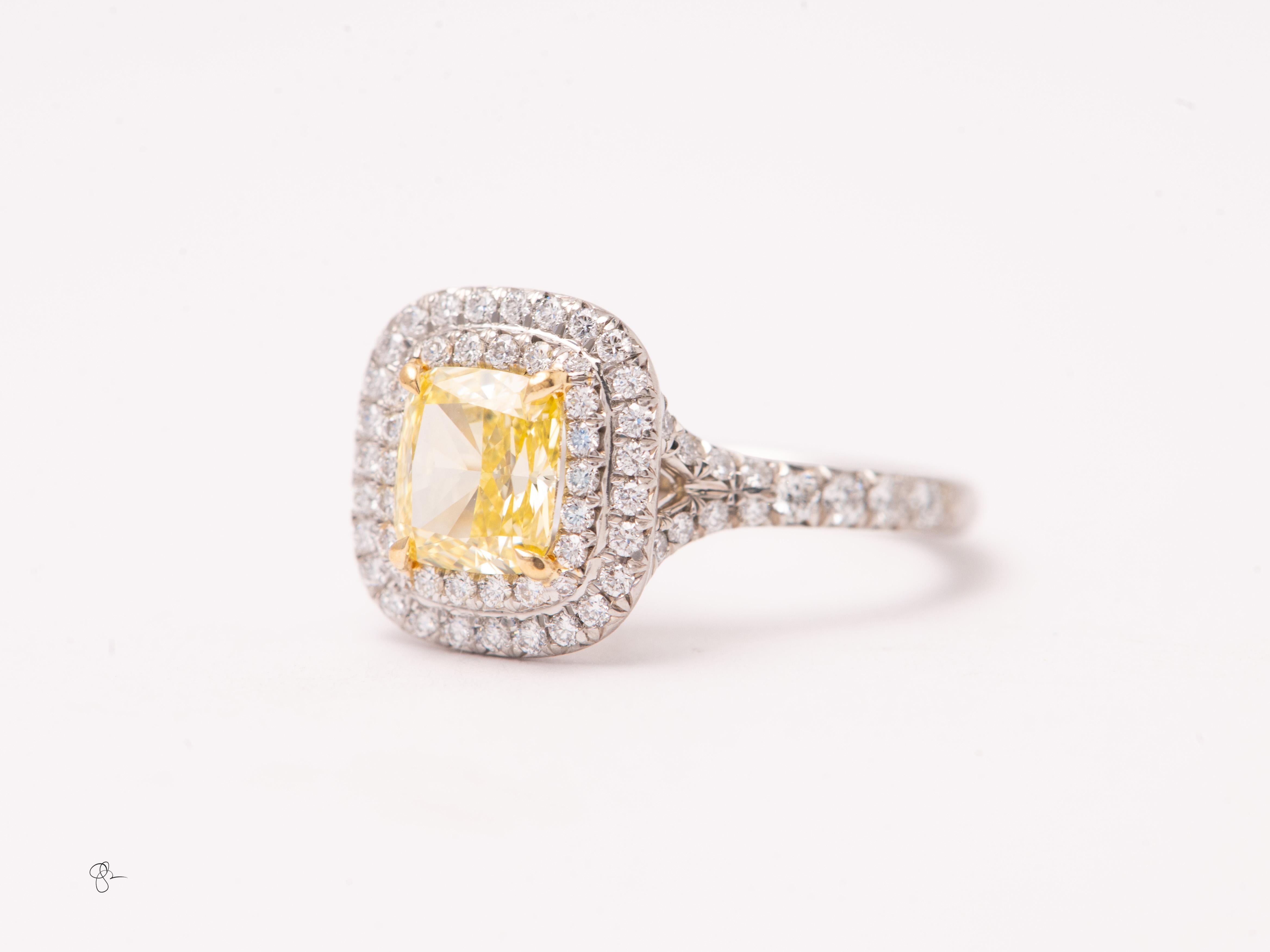 Tiffany Soleste 1 ct Cushion-cut Yellow Diamond Halo Engagement Ring in Platinum Corte cojín en venta