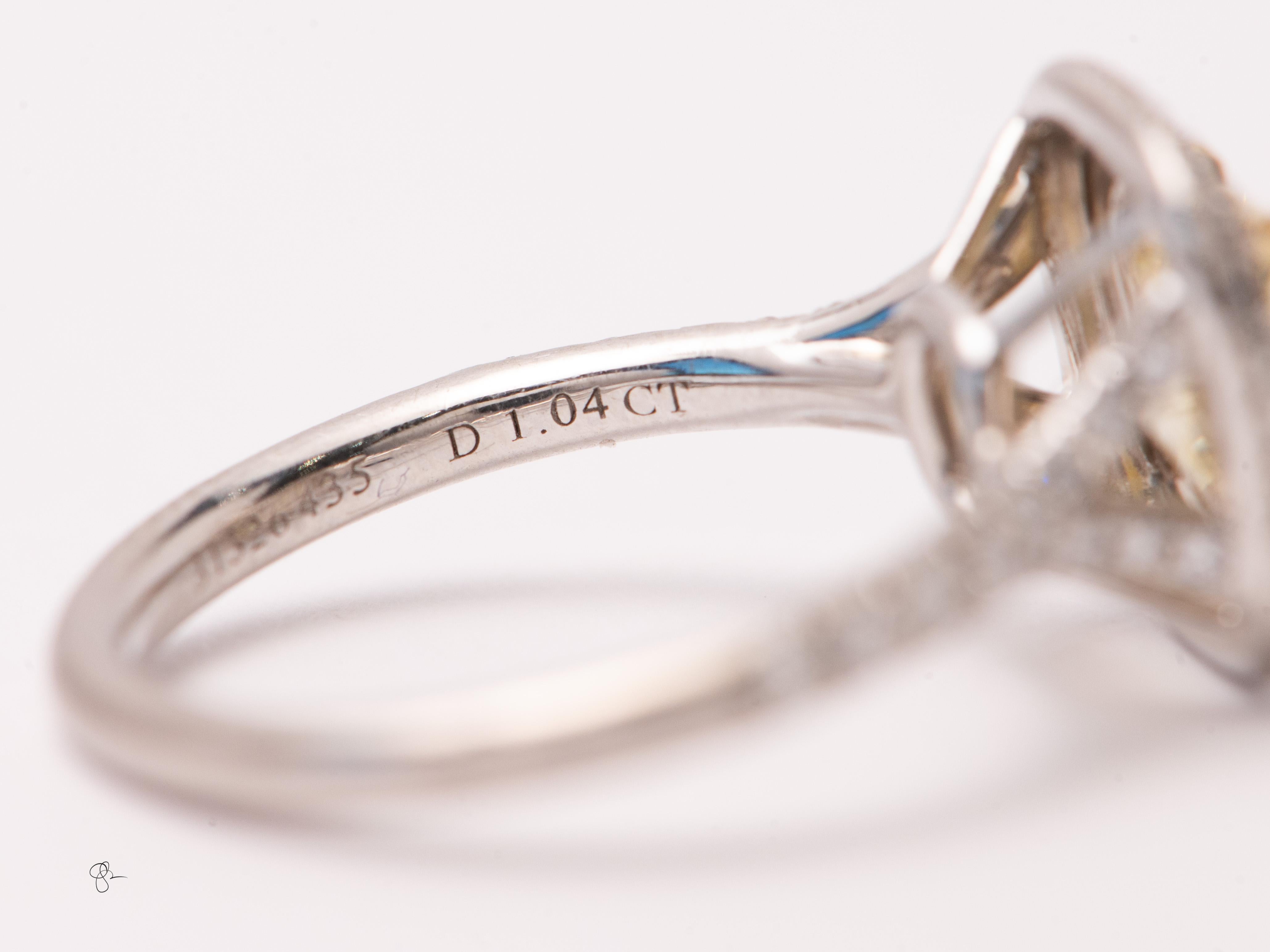 Tiffany Soleste 1 ct Cushion-cut Yellow Diamond Halo Engagement Ring in Platinum en Bueno estado para la venta en Tucson, AZ