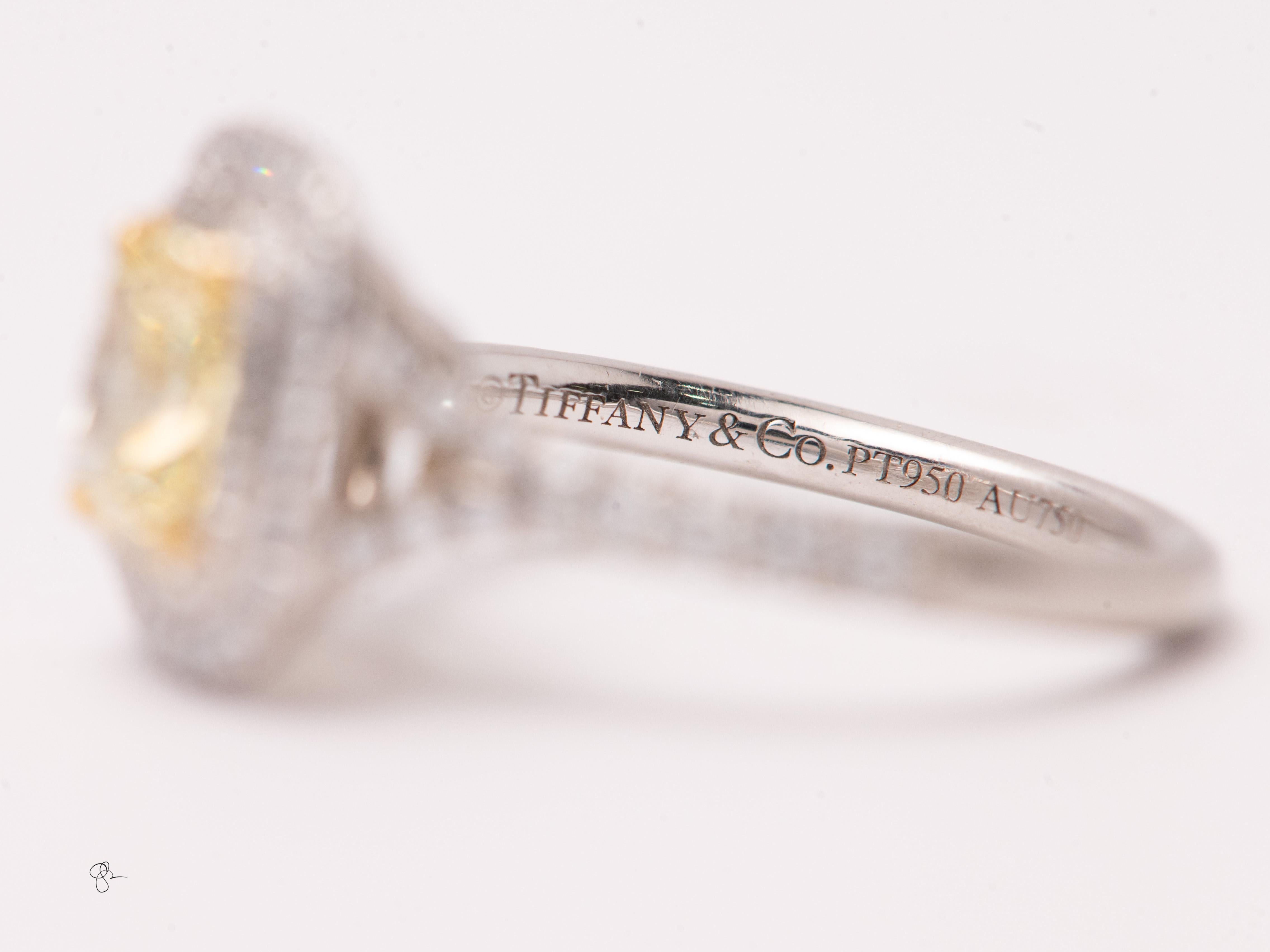 Femenino o masculino Tiffany Soleste 1 ct Cushion-cut Yellow Diamond Halo Engagement Ring in Platinum en venta