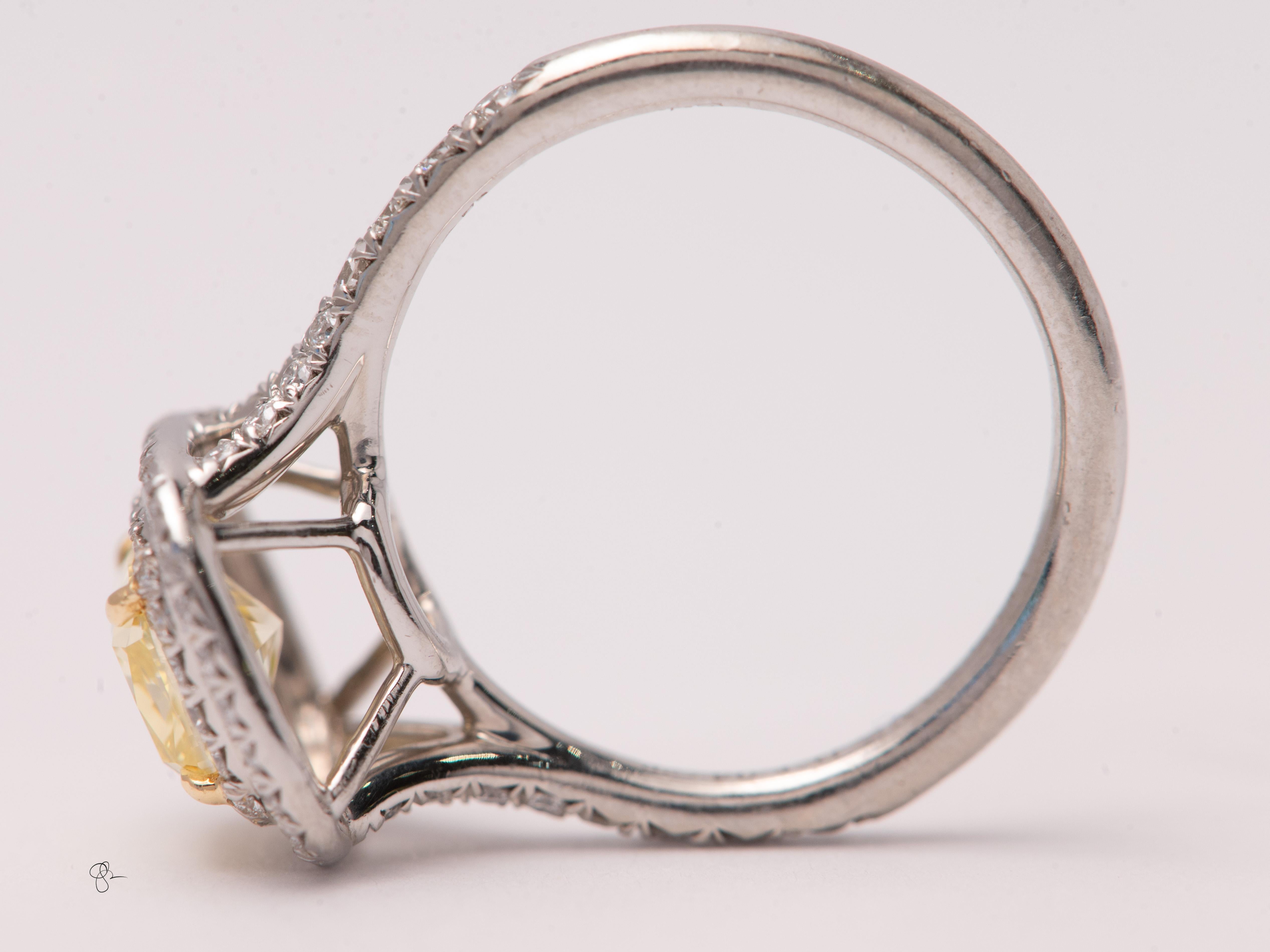 Tiffany Soleste 1 ct Cushion-cut Yellow Diamond Halo Engagement Ring in Platinum en venta 1