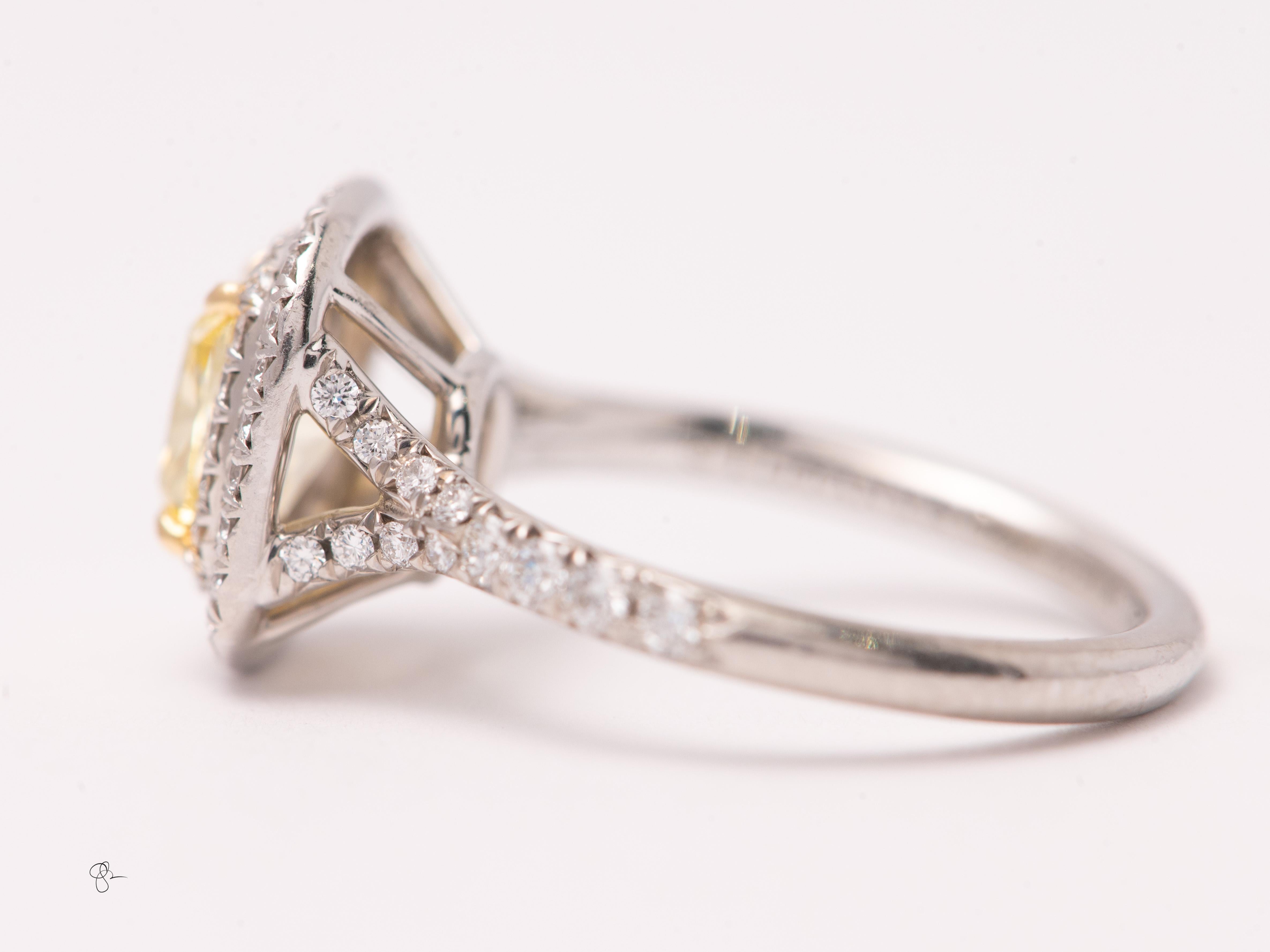 Tiffany Soleste 1 ct Cushion-cut Yellow Diamond Halo Engagement Ring in Platinum en venta 2