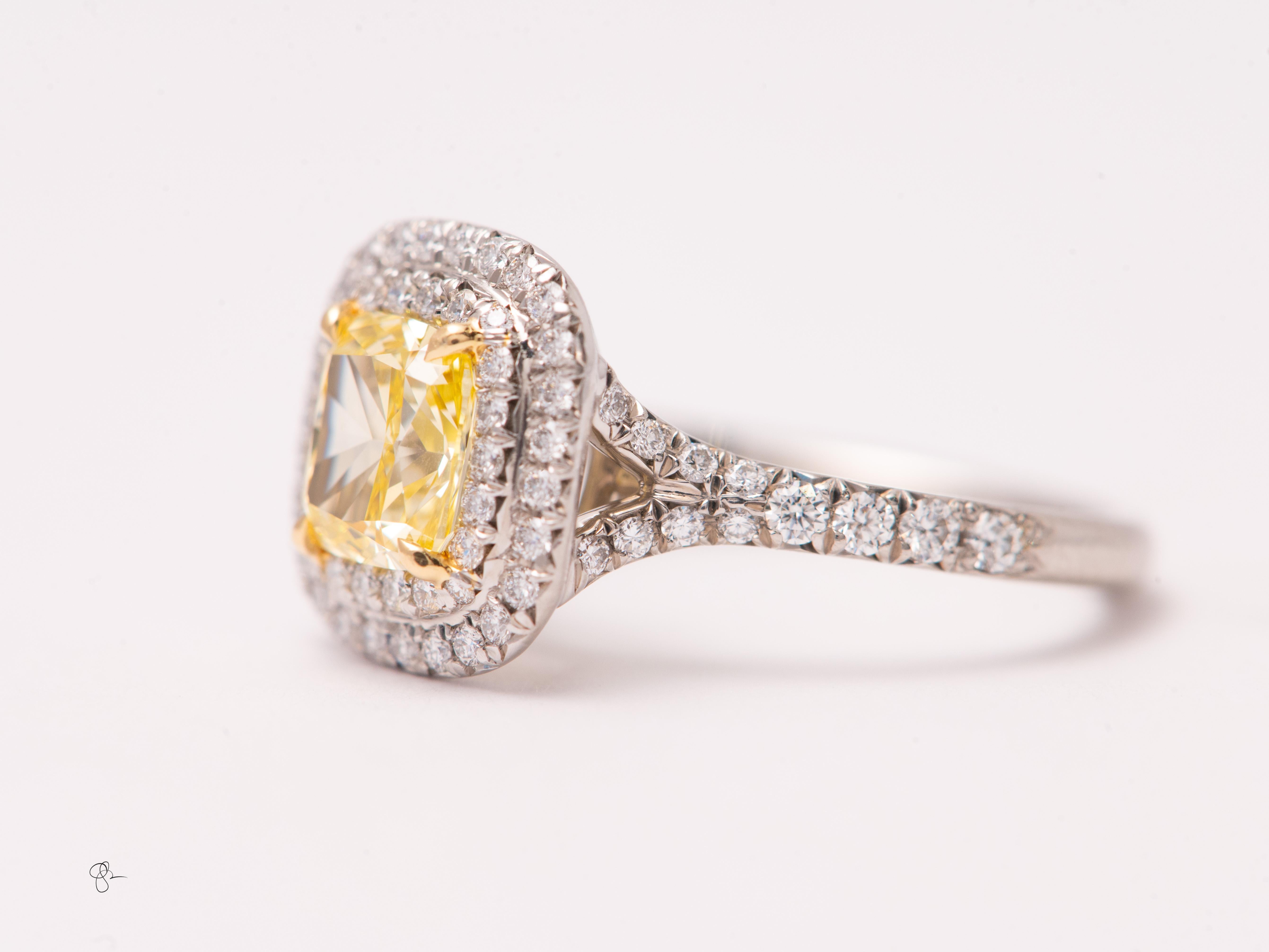 Tiffany Soleste 1 ct Cushion-cut Yellow Diamond Halo Engagement Ring in Platinum en venta 3