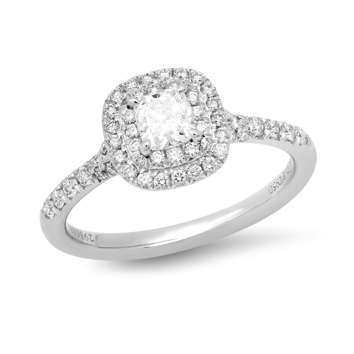 TIFFANY & Co. Soleste Platin Cushion-Schliff .34ct Diamant Double Halo Verlobungsring 6

Metall: Platin
Größe: 6
Diamant in der Mitte: 1 Diamant im Kissenschliff, Gesamtgewicht 0,34 Karat, Farbe G, Reinheit VS1
Seitliche Diamanten: 57 runde