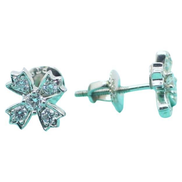 Magnifiques boucles d'oreilles Tiffany's en platine et diamants en très bon état. Design/One unique avec 5 diamants par boucle d'oreille. Le poids total en carats par boucle d'oreille est d'environ 0,7 et la qualité de la taille est Excellente. La