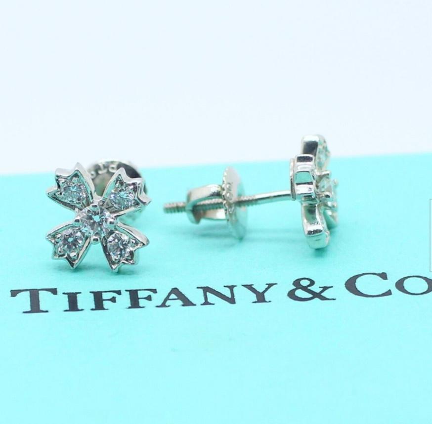 Taille ronde Clous d'oreilles solitaires fleur de flocon de neige Tiffany, platine en vente