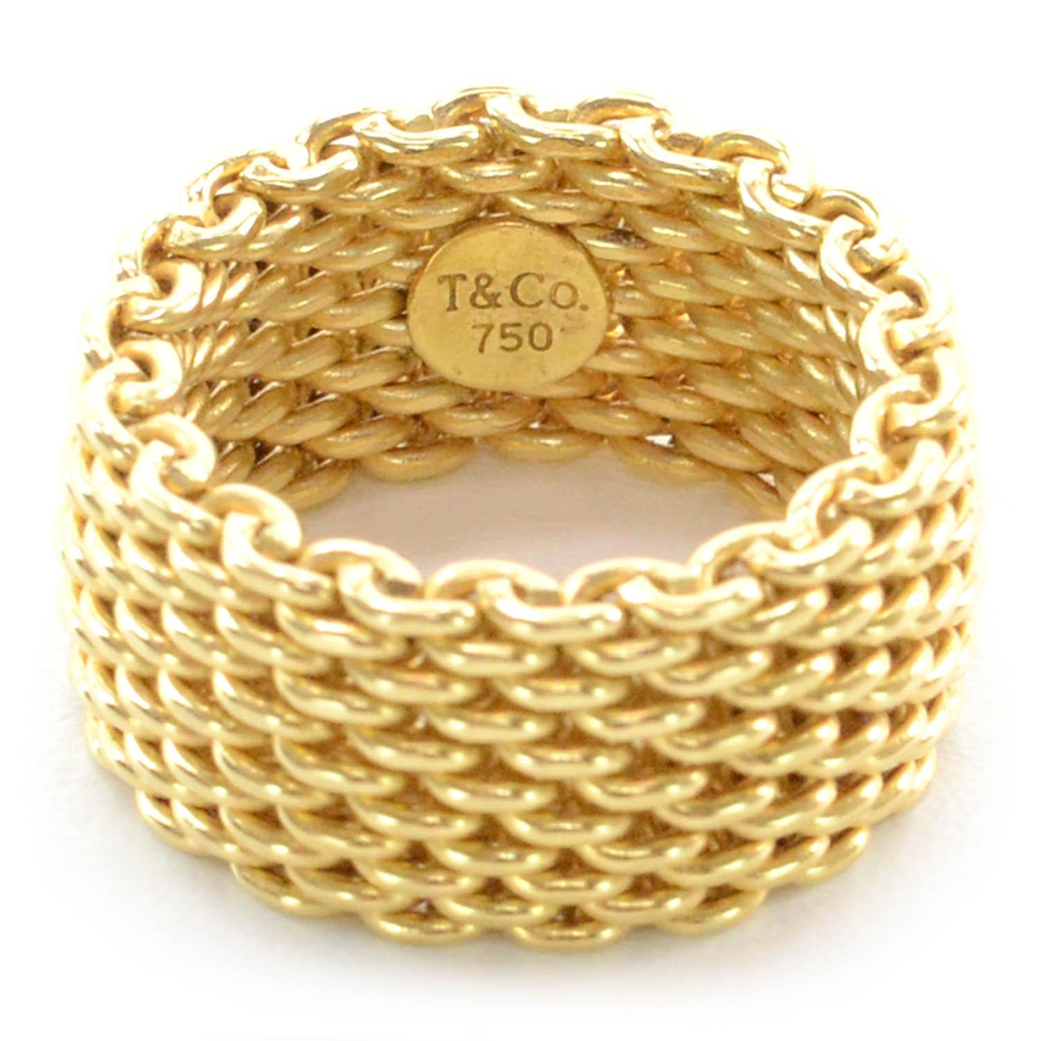 Tiffany Somerset Bracelet en maille en or 18kt estampillé de la marque Tiffany & Co.  Cette bague à mailles de 10 mm de large est extrêmement confortable à porter.
La flexibilité de la maille permet à la bague de glisser facilement sur le doigt et