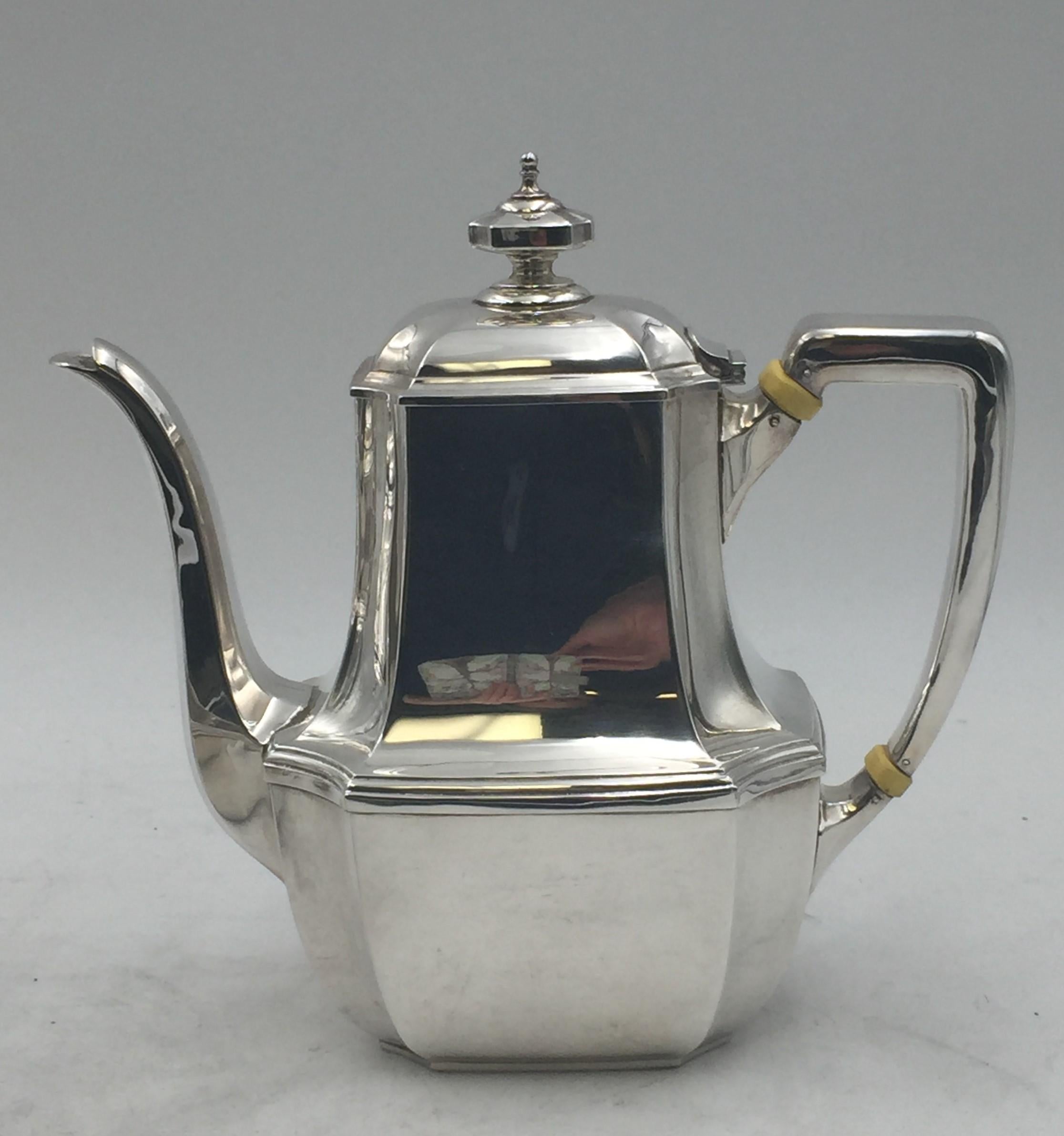 Sterling silver tea set by Tiffany & Co in the desirable Hampton pattern number 18389 from 1912 in Art Deco Style consisting of: 

- a coffee pot measuring 6 1/2