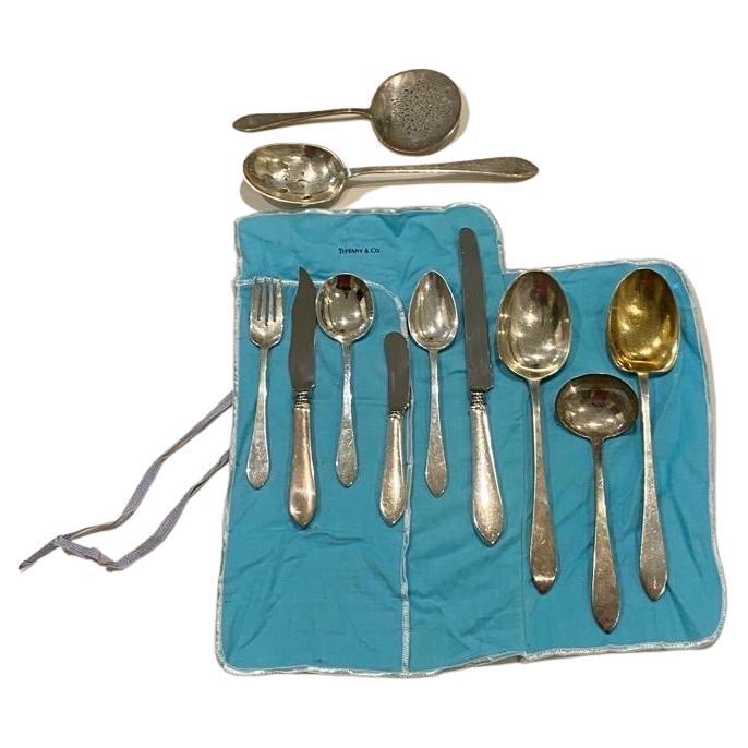 Tiffany & Co., sterling silver flatware set from the 1920's in Faneuil pattern and Art Deco style, with a beautiful geometric design, consisting of 91pieces:  - 6 salad forks measuring 6 3/4'' in length  - 10 luncheon forks measuring 7'' in length 